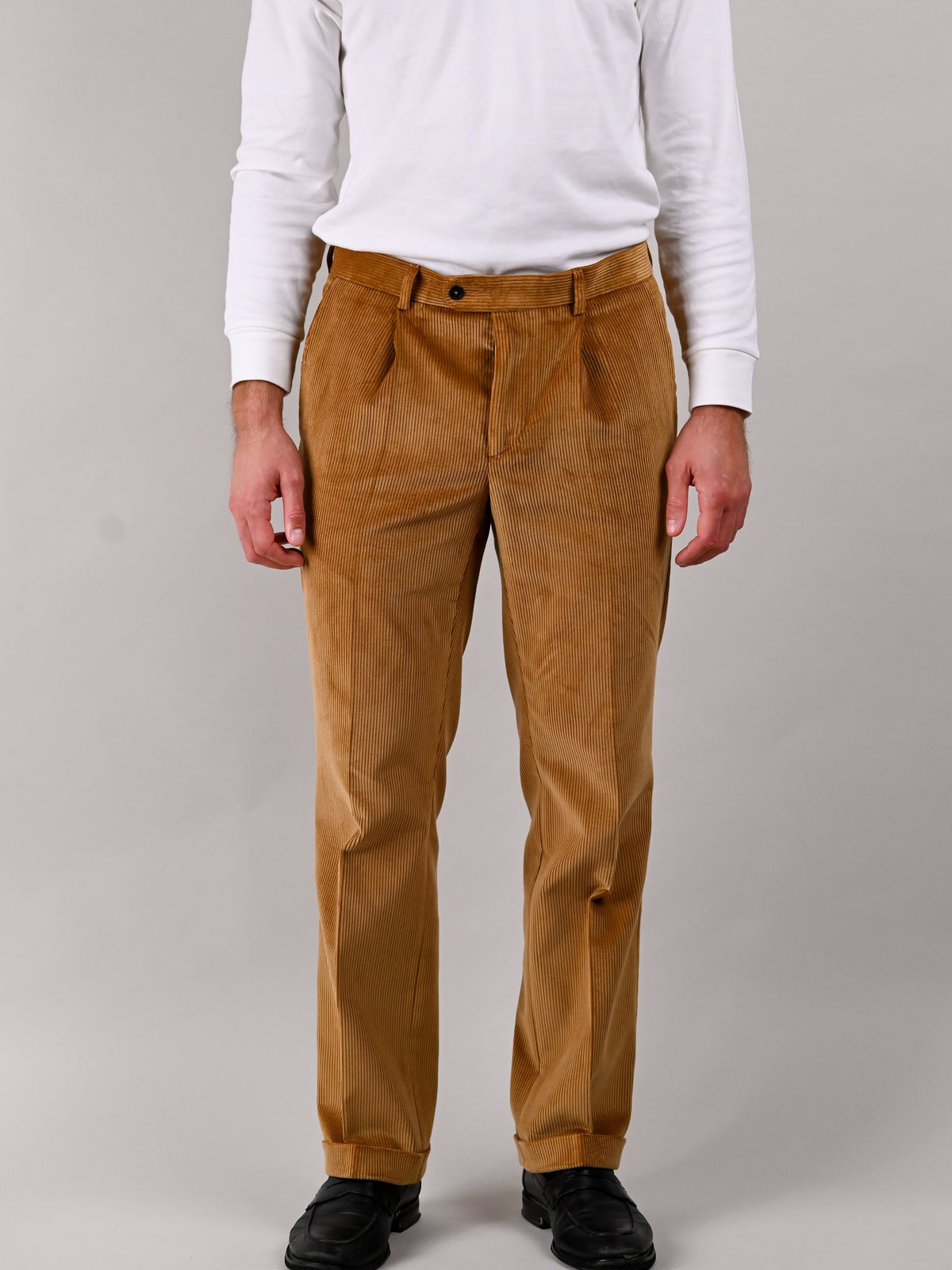 Cordhose Brisbane Moss Fawn Baumwolle sandbraun Frontalansicht — John Crocket