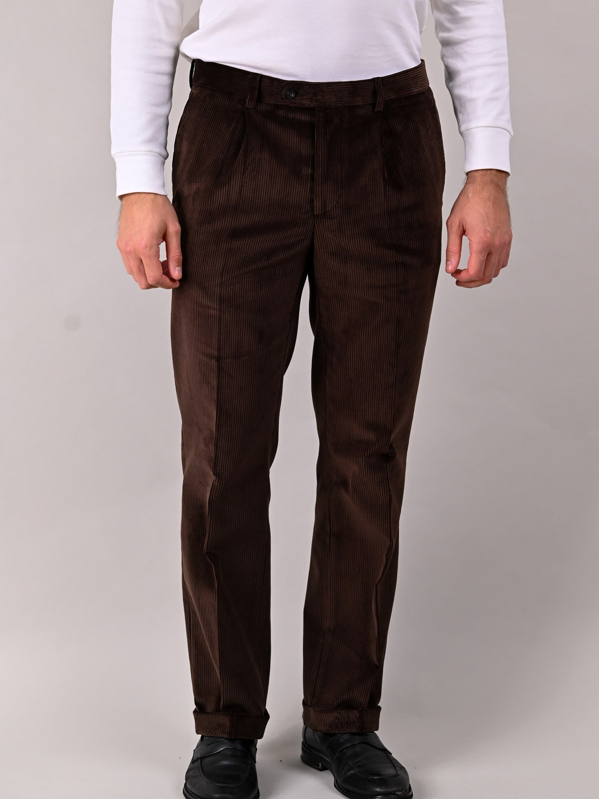 Cordhose Brisbane Moss Dark Brown Baumwolle dunkelbraun Frontalansicht — John Crocket