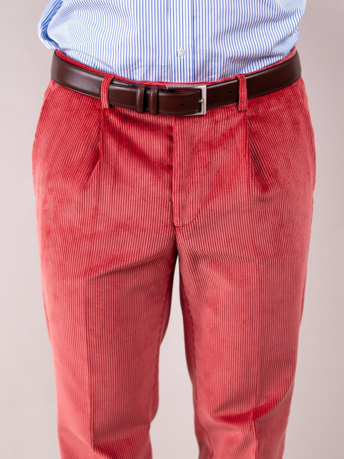 Cordhose Brisbane Moss Pink Baumwolle rosa Detailansicht Bundfalte — John Crocket