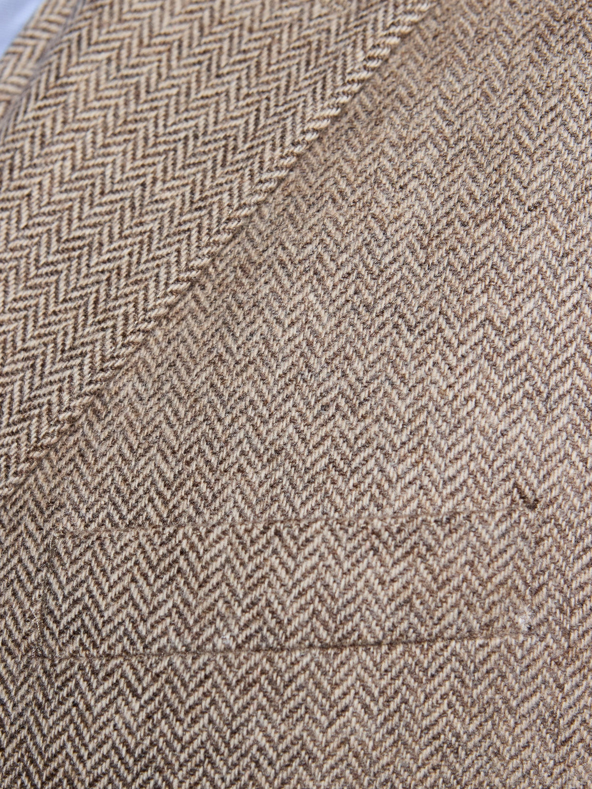 Tweed-Anzug Fischgrät Moon Tweed Oatmeal Stoffdetail am Revers des Sakkos — John Crocket