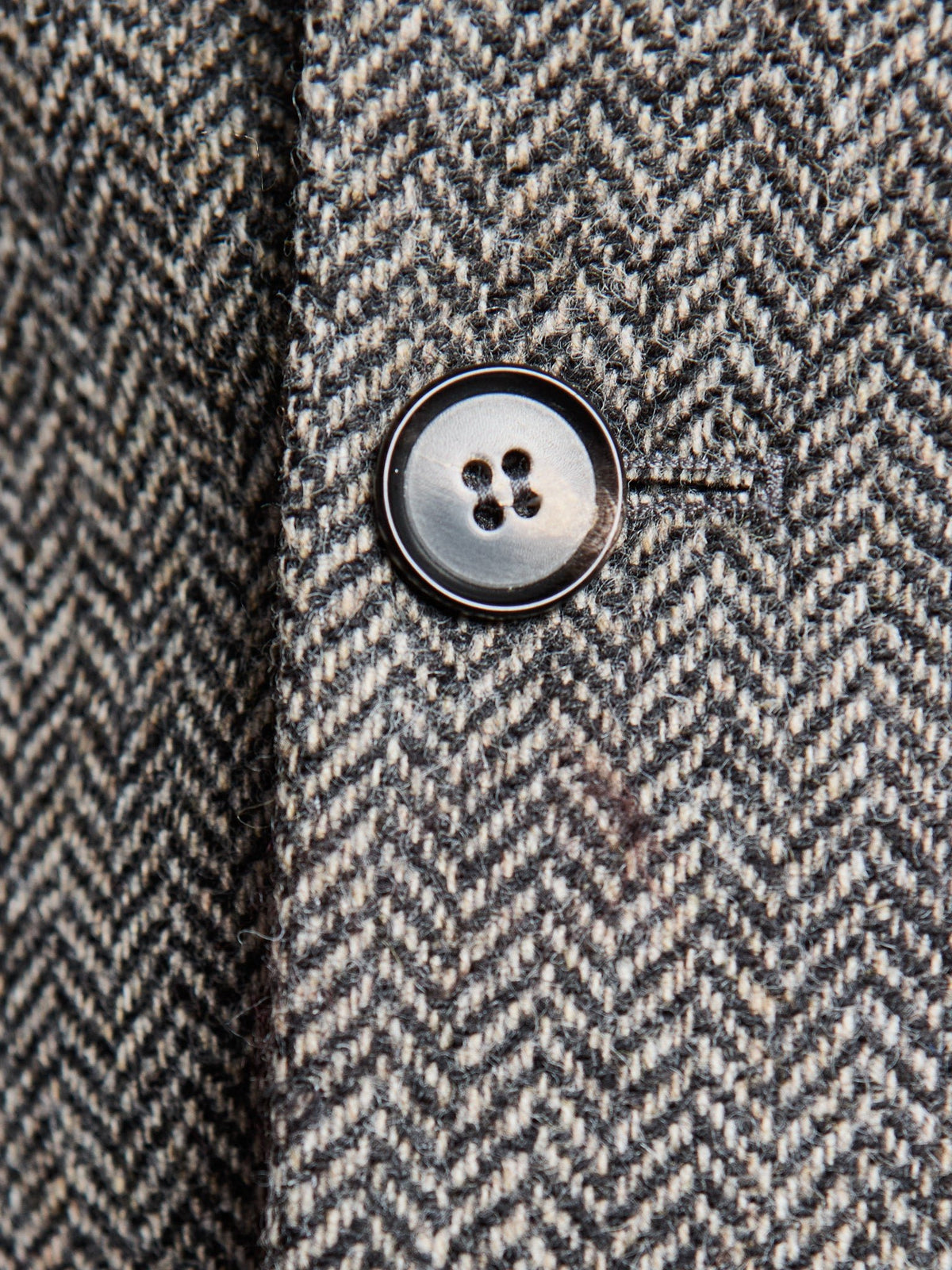 Tweed-Anzug Dark Grey aus Moon Tweed, Hornknopf am Sakko in Nahaufnahme — John Crocket