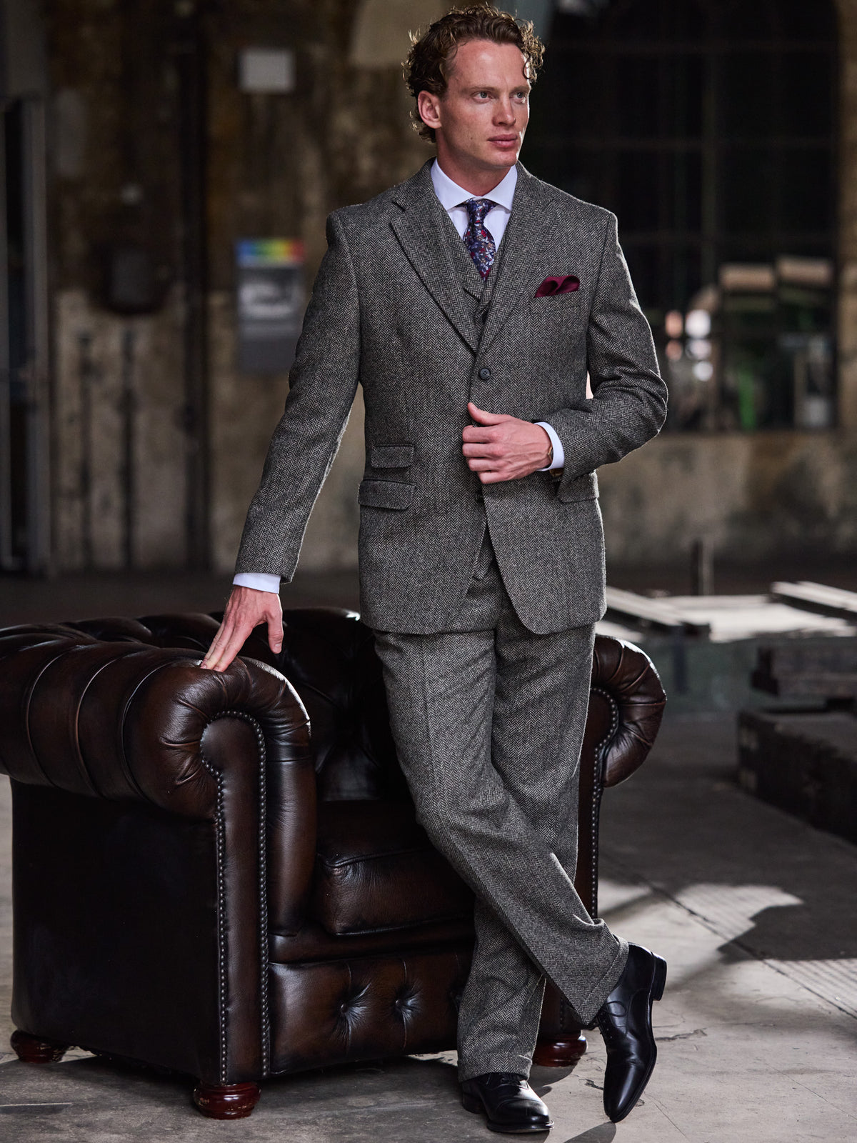 Tweed-Anzug Dark Grey mit Fischgrät aus Moon Tweed, Dreiteiler mit offenem Sakko, stehend — John Crocket