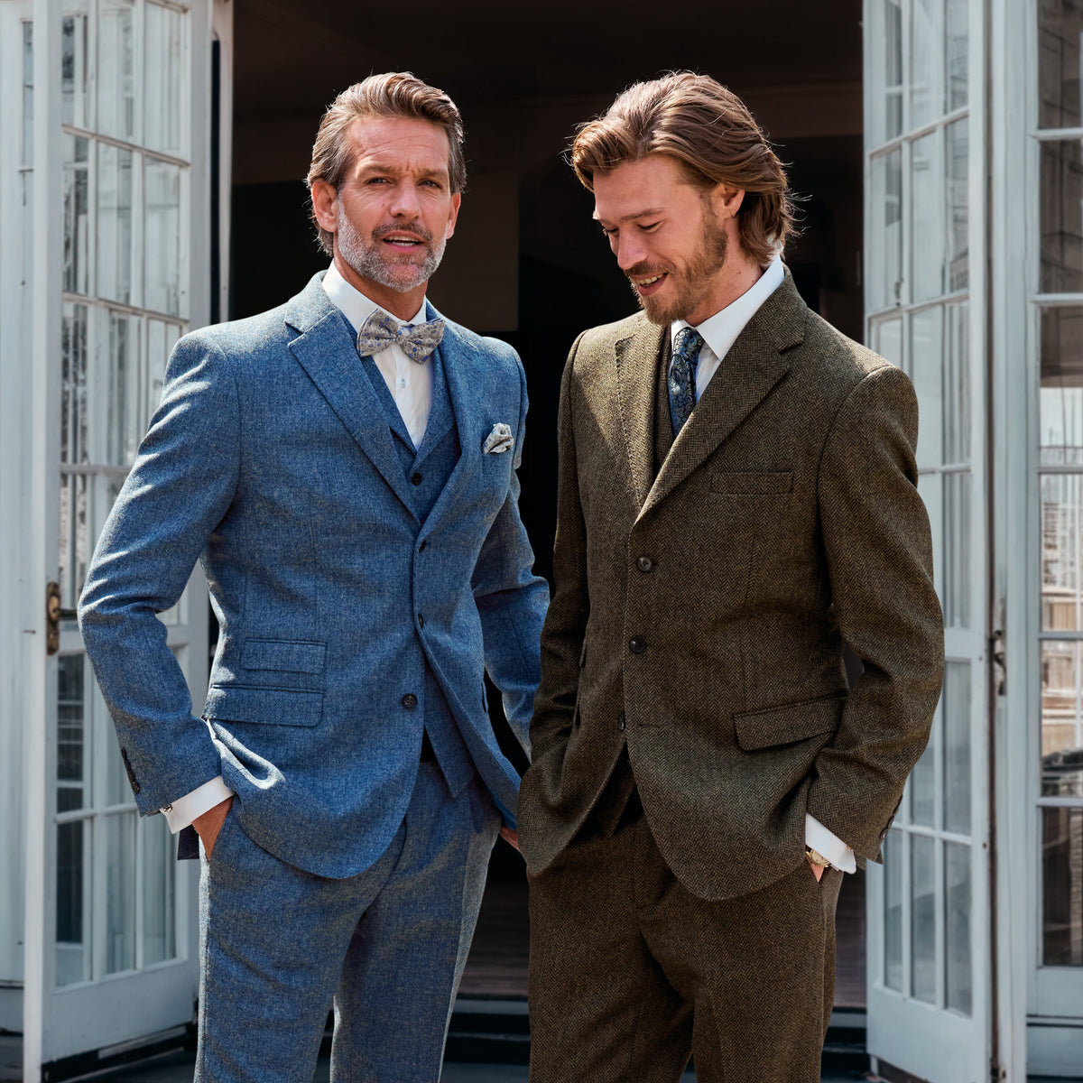 Zwei Männer in Tweed-Anzügen, links Blau mit Weste und Fliege, rechts Olivbraun mit Krawatte – John Crocket