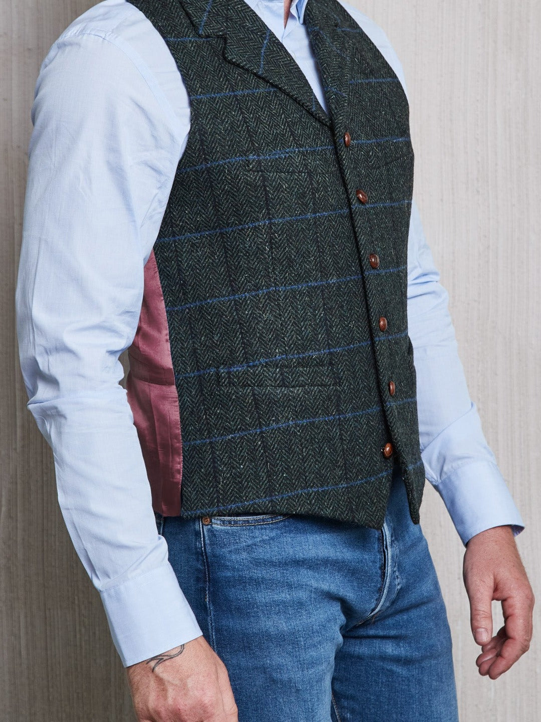 Tweedweste aus Lovat Tweed waldgruen Frontalansicht — John Crocket