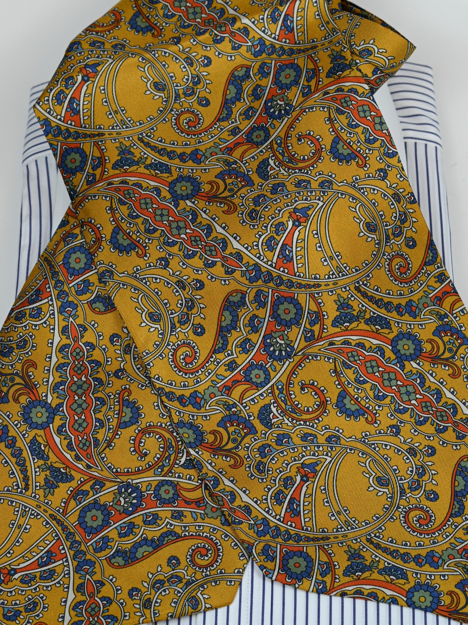 Ascot mit Paisley in mustard