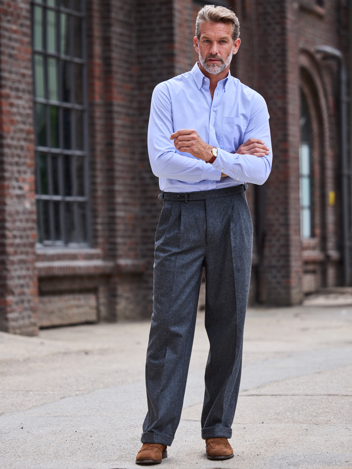 High-Waist-Flanellhose Moon Flanell Midgrey Ganzkörperansicht am Model zu hellblauem Hemd — John Crocket
