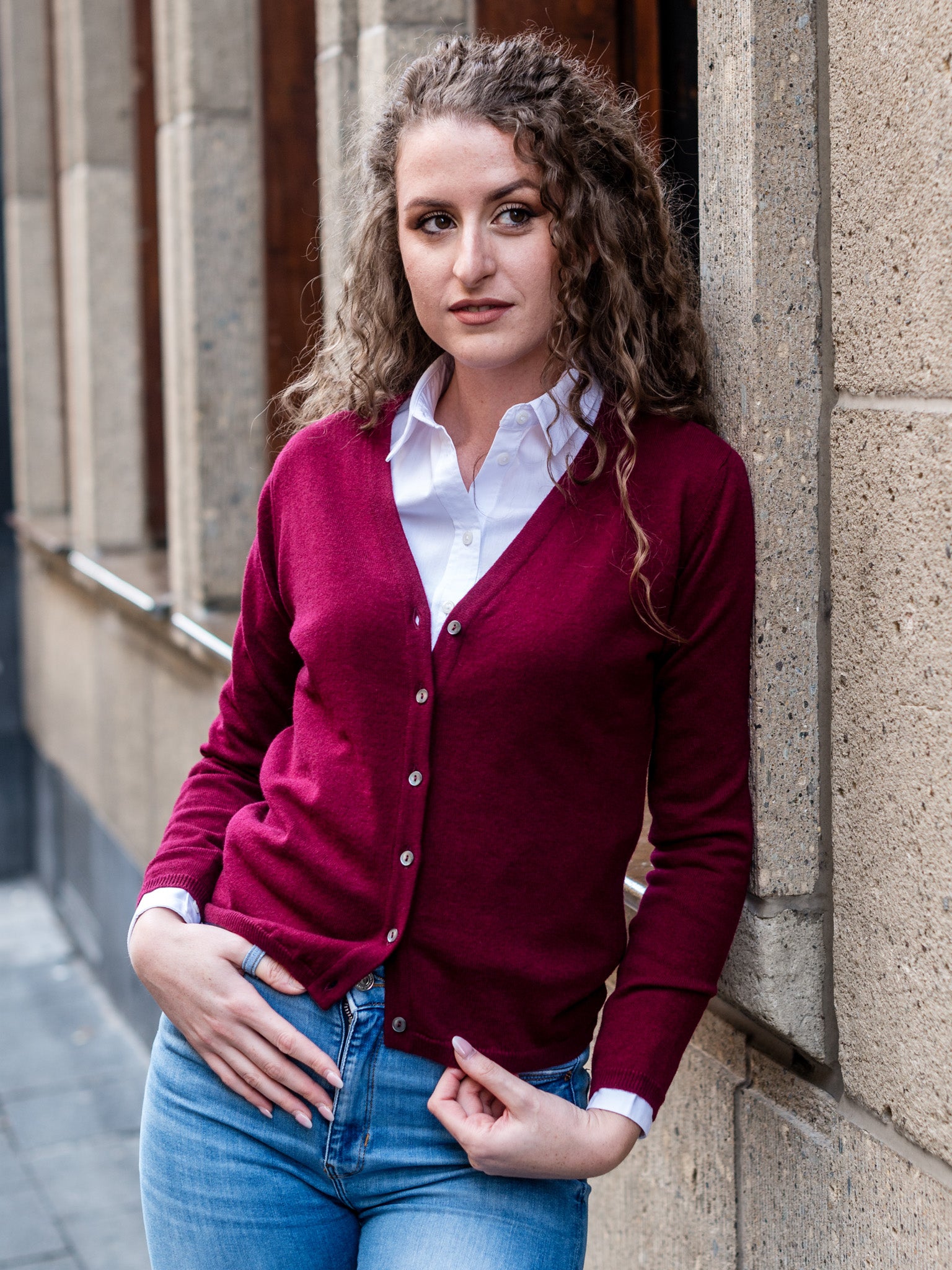 Cashmere Strickjacke mit V-Ausschnitt in bordeauxrot — John Crocket