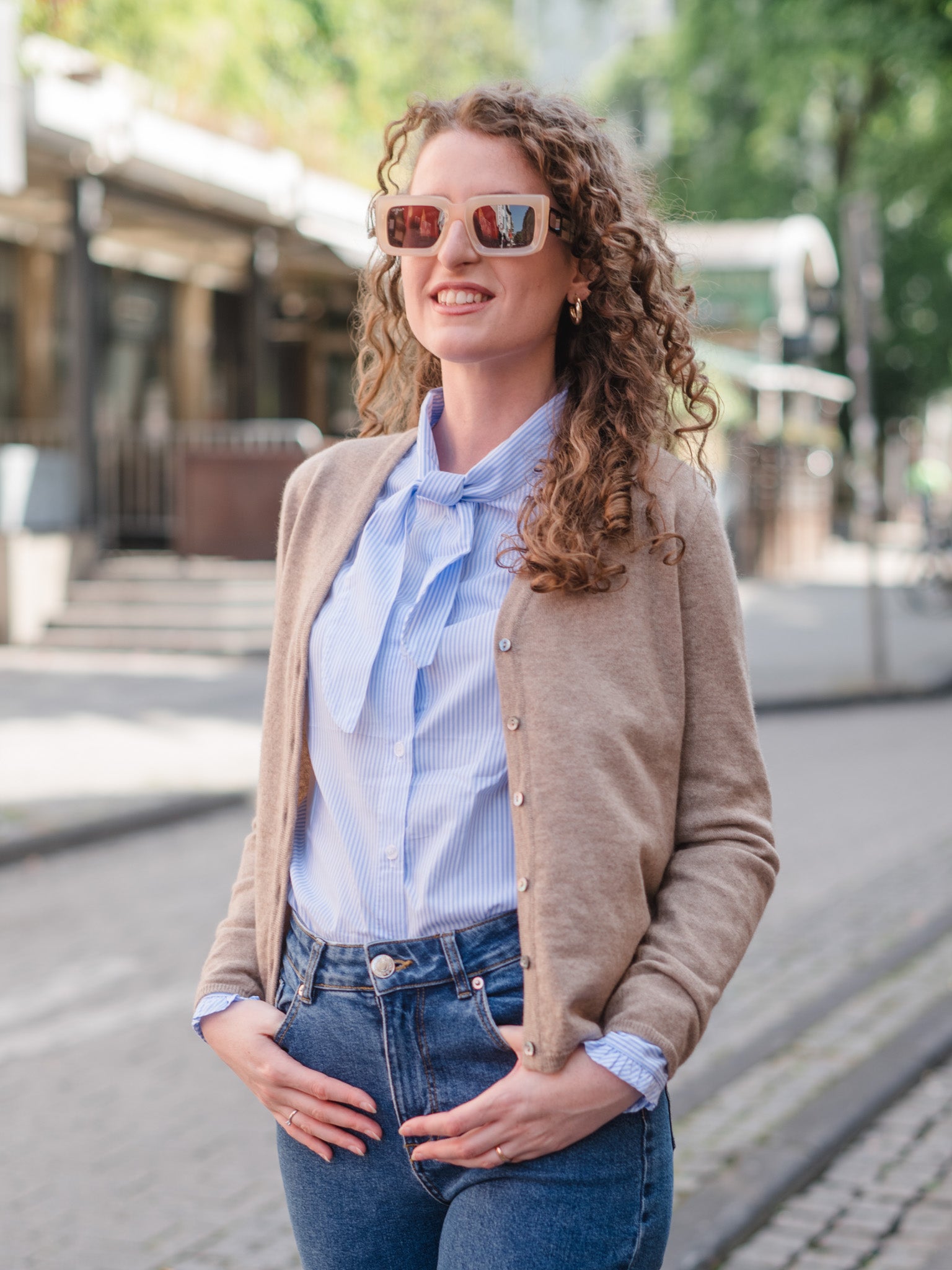 Cashmere Strickjacke mit V-Ausschnitt in Dark Natural — John Crocket