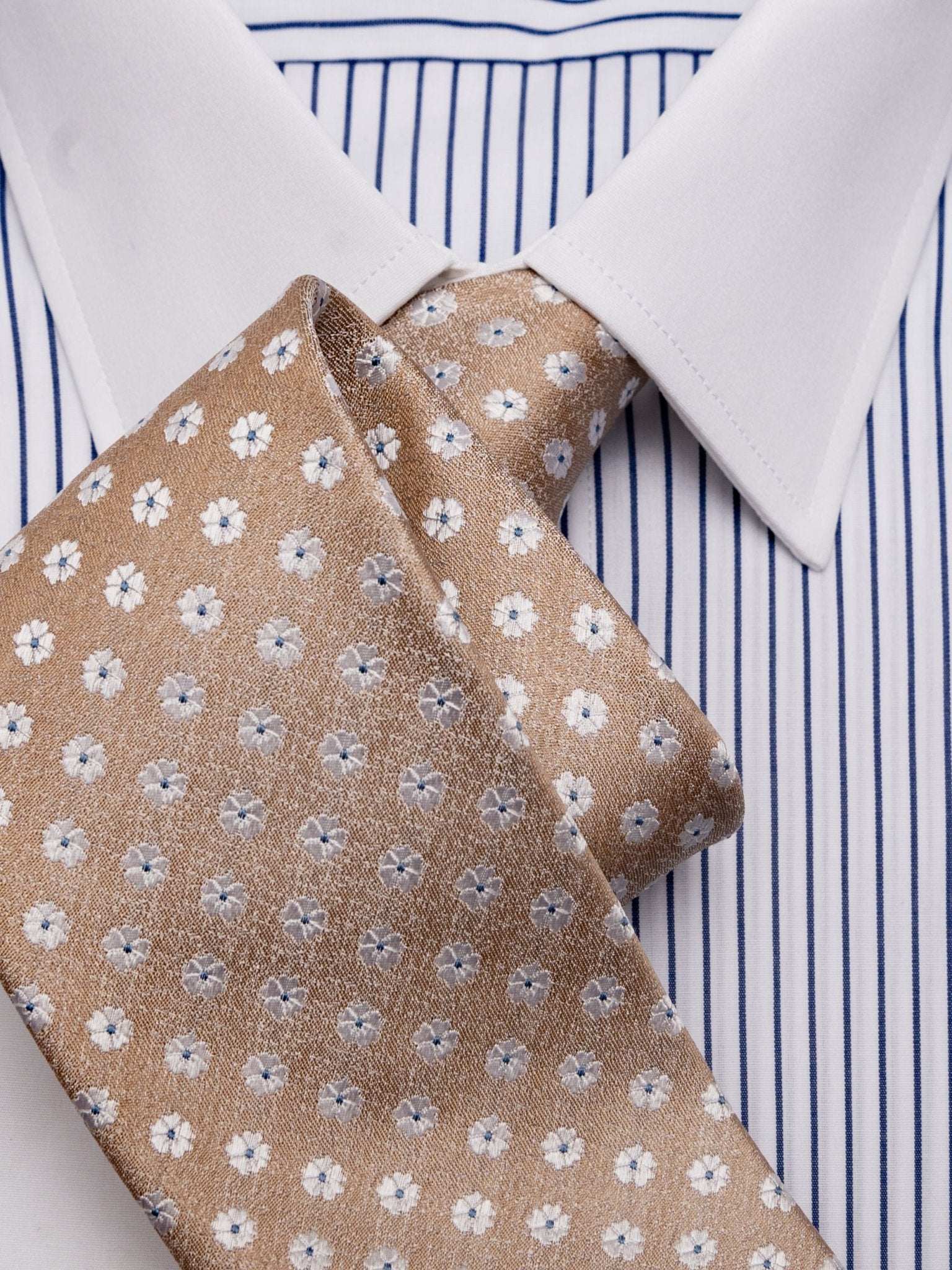 Seidenkrawatte Blumen in beige, Detailansicht