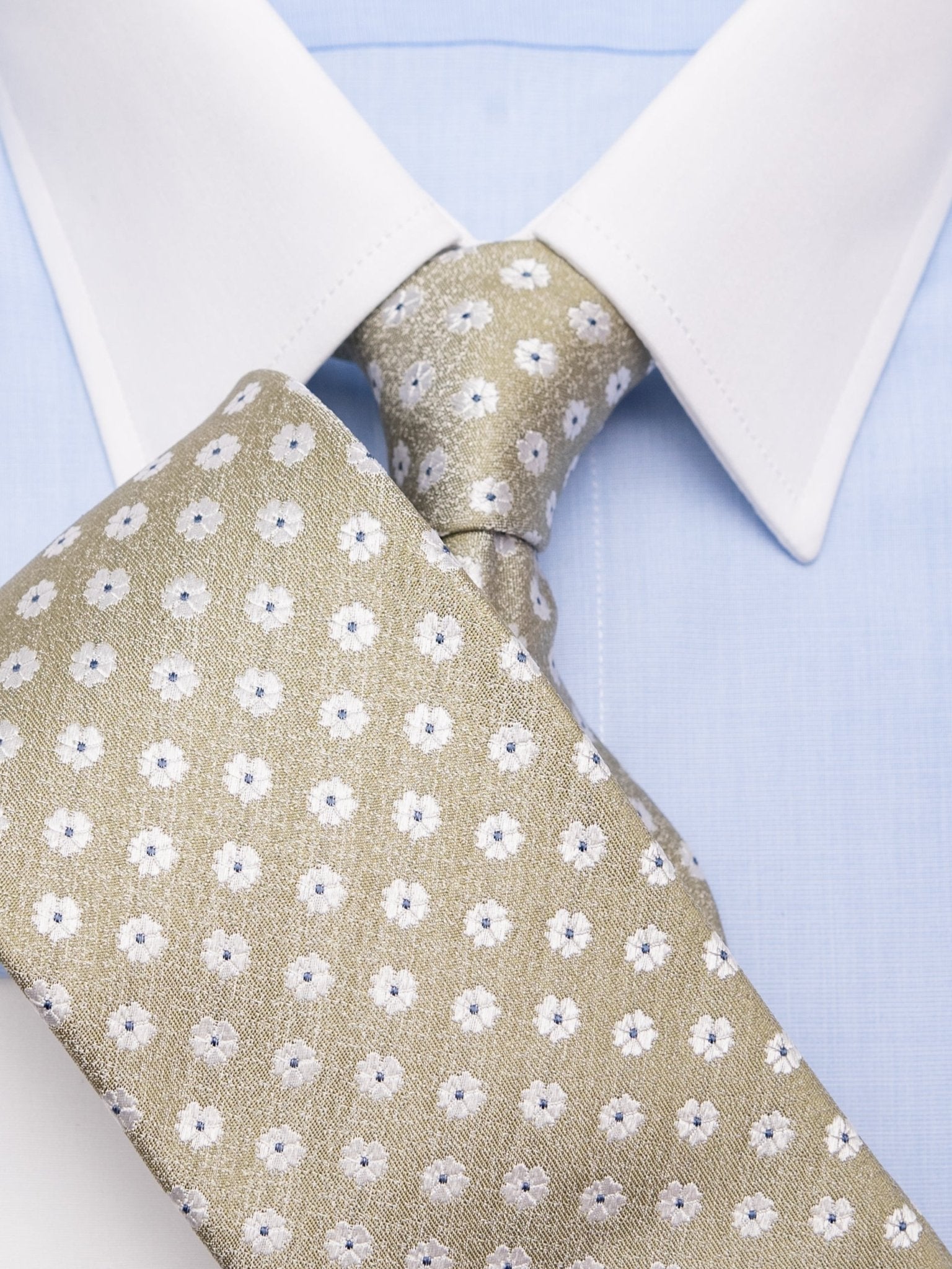 Krawatte mit Blumen in mint