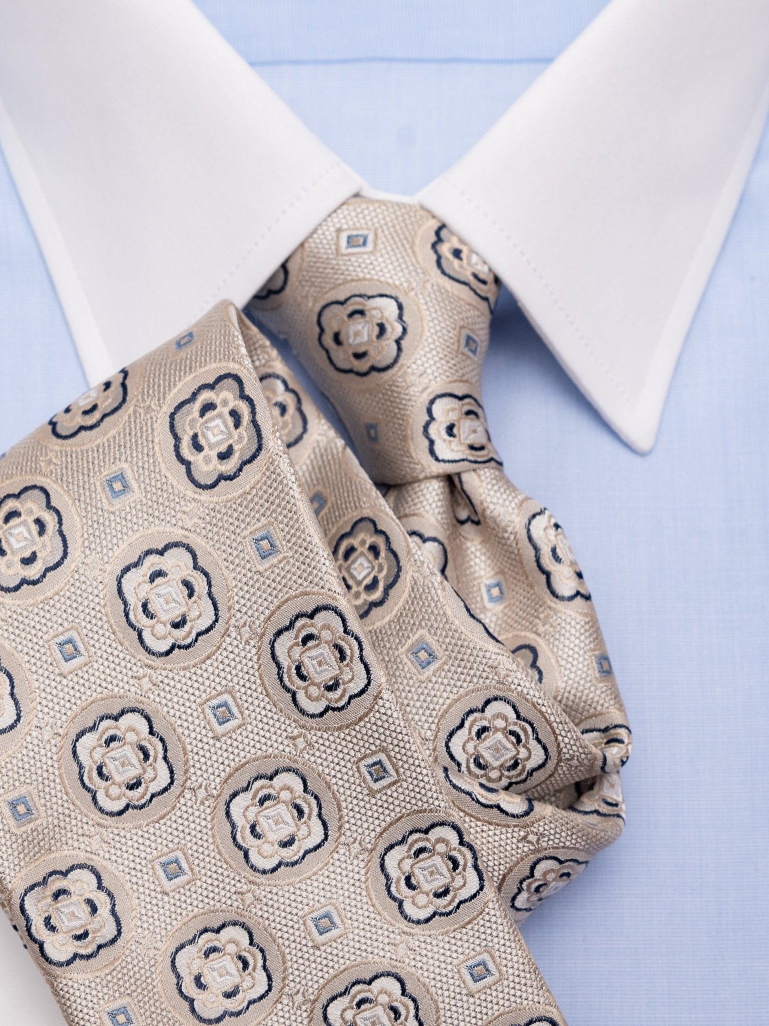 Krawatte mit Medaillon in champagne