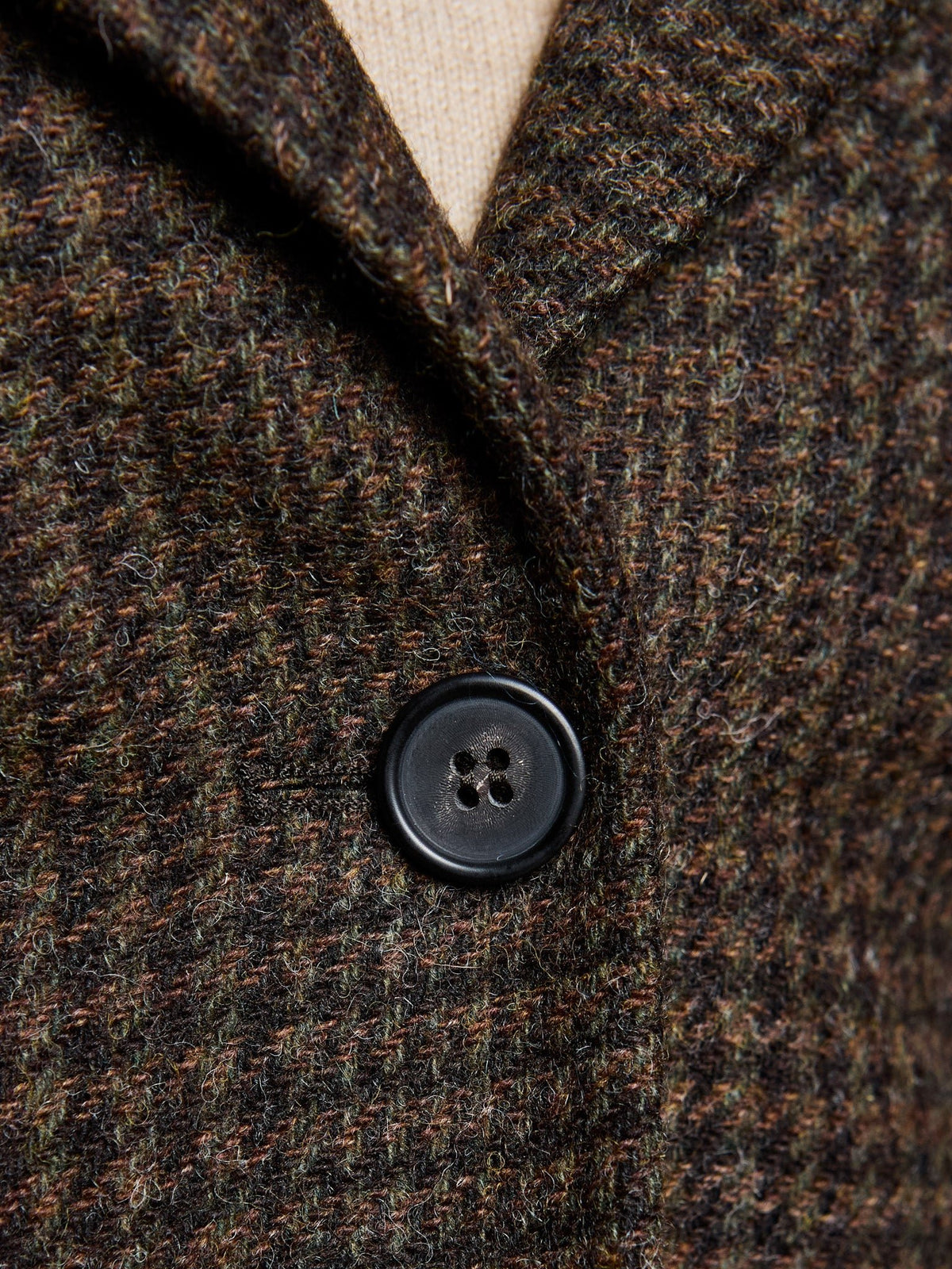 Damenblazer Glencheck Moon Tweed Moss Green Ebony Detailansicht Hornknopf am Revers — John Crocket