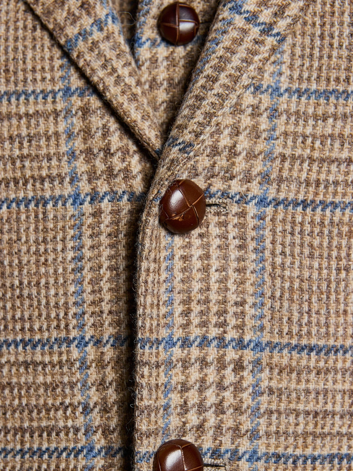Tweed-Sakko Prince-of-Wales-Karo Magee Tweed Sand Detailansicht der Lederknöpfe — John Crocket