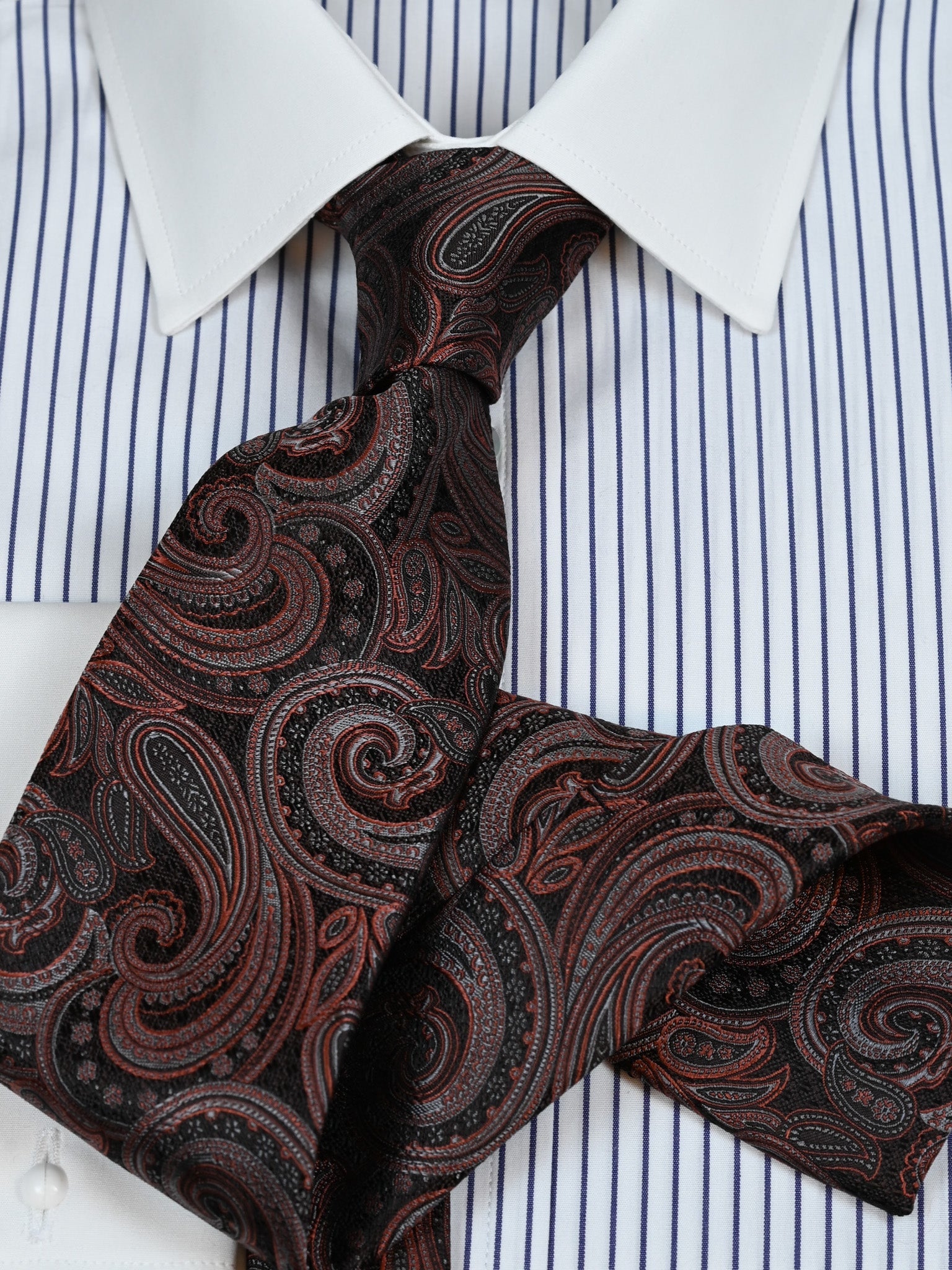 Seidenkrawatte Paisley in braun/rost, Detailansicht