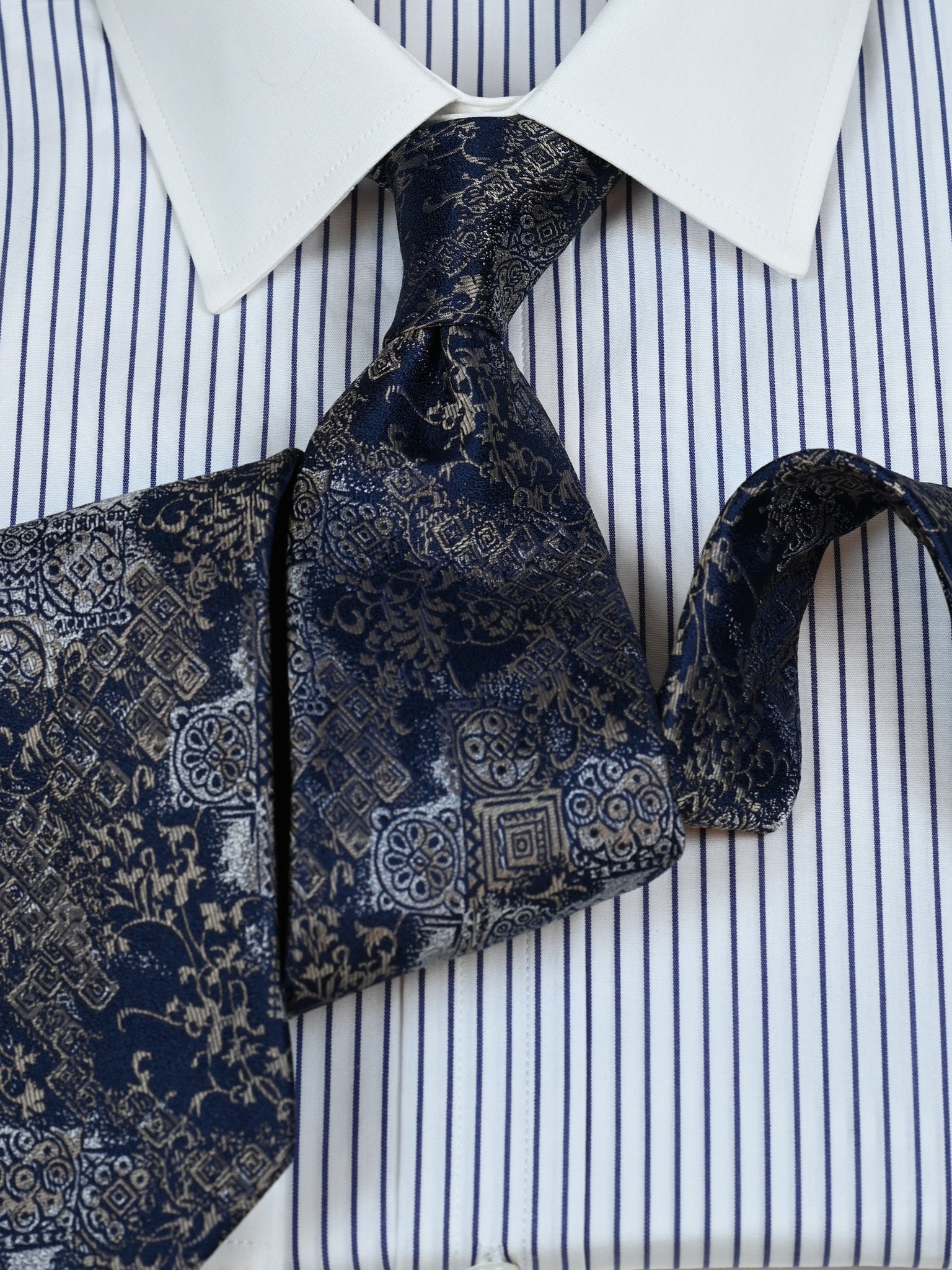 Krawatte mit Ornamenten in navy/gold