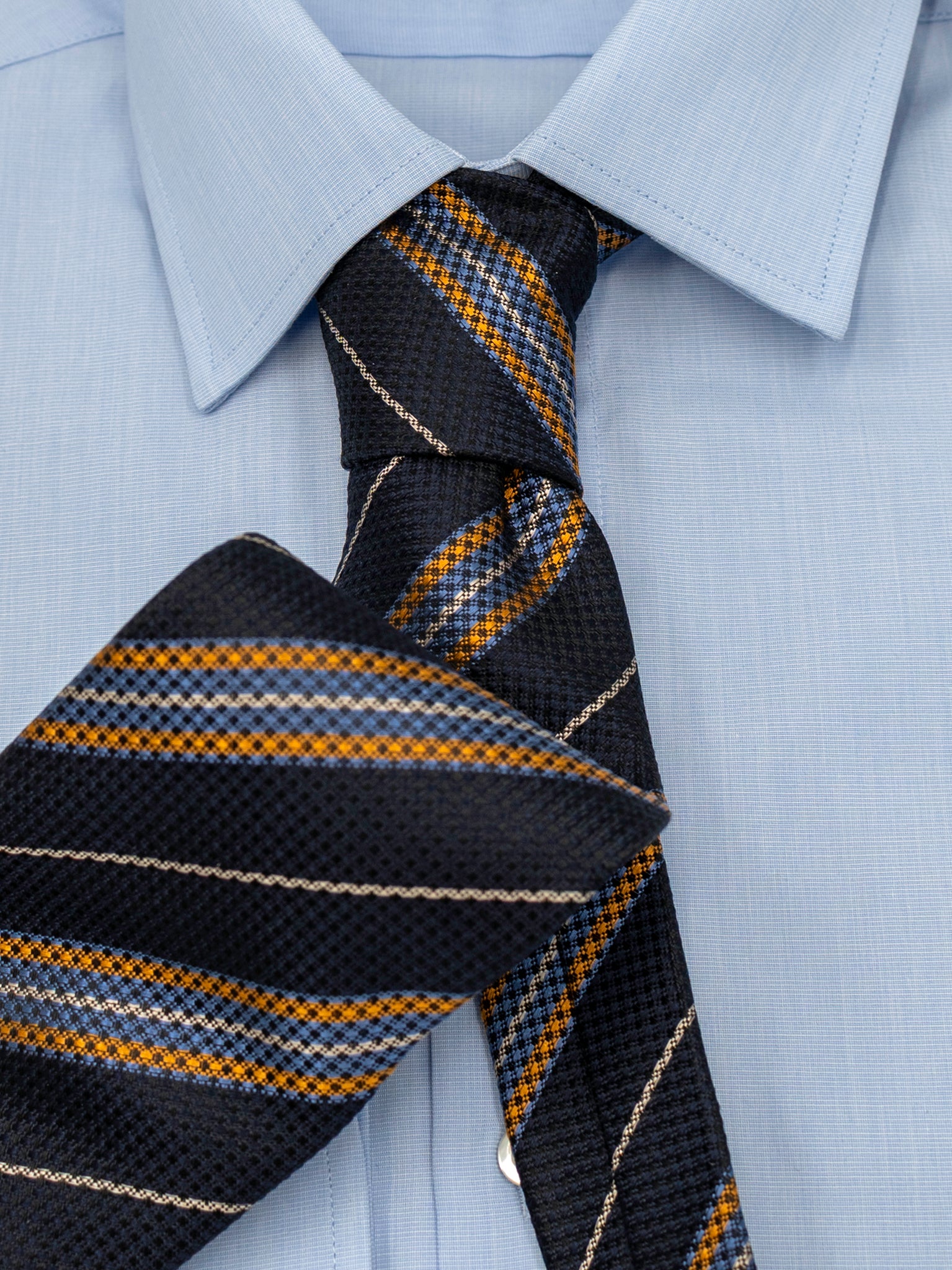 Krawatte mit Streifen in navy/gold