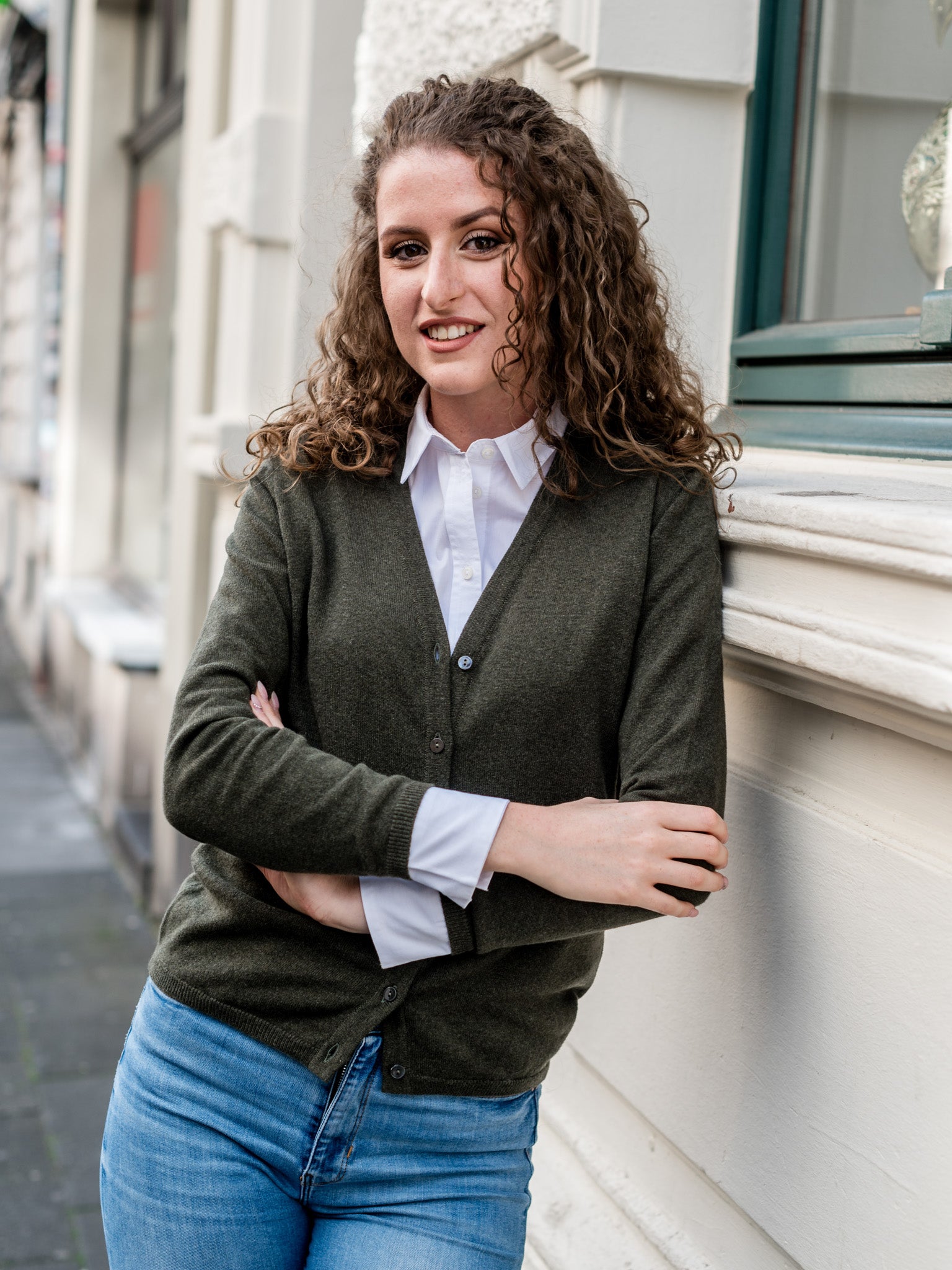 Cashmere Strickjacke mit V-Ausschnitt in lodengrün — John Crocket
