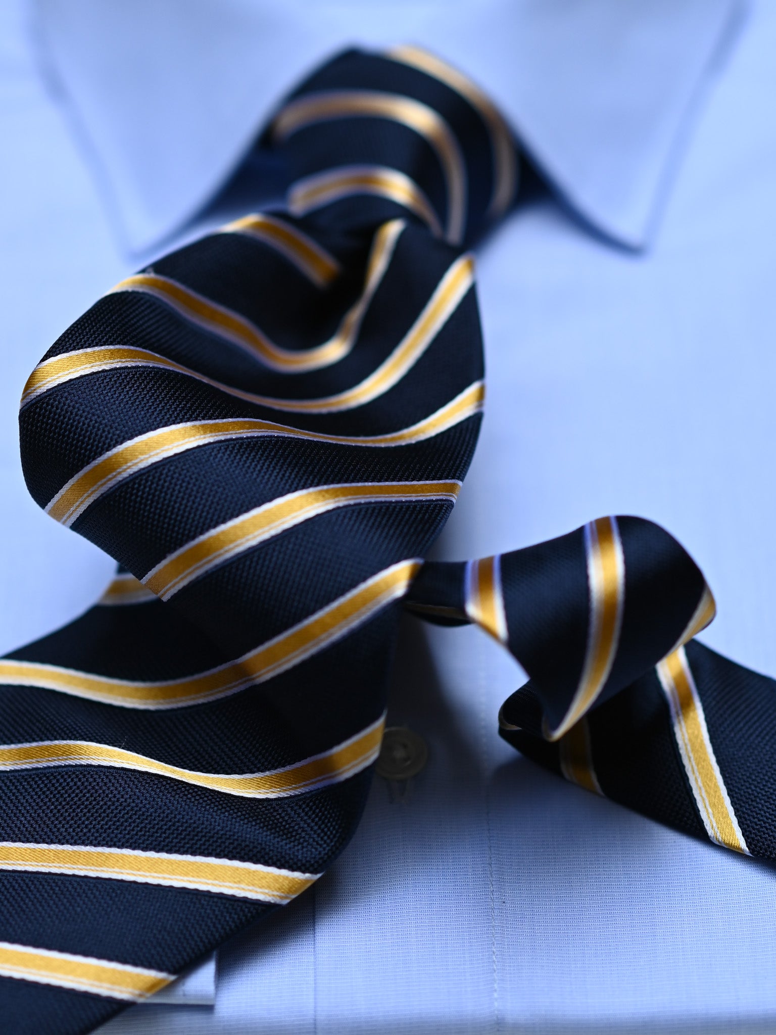 Krawatte mit Streifen in navy/gold