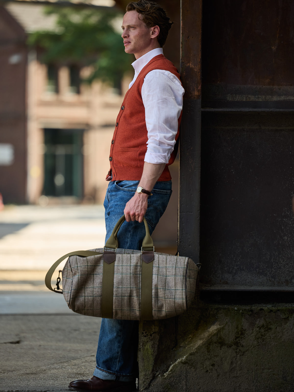 Weekender Prince-of-Wales-Karo Lovat Tweed Beige in der Hand des angelehnten Models, Seitenansicht — John Crocket