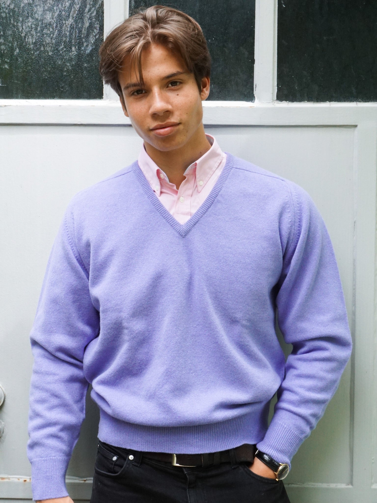 Lambswool Pullover mit V-Ausschnitt in klassischen Farben (Gr. 40–42)