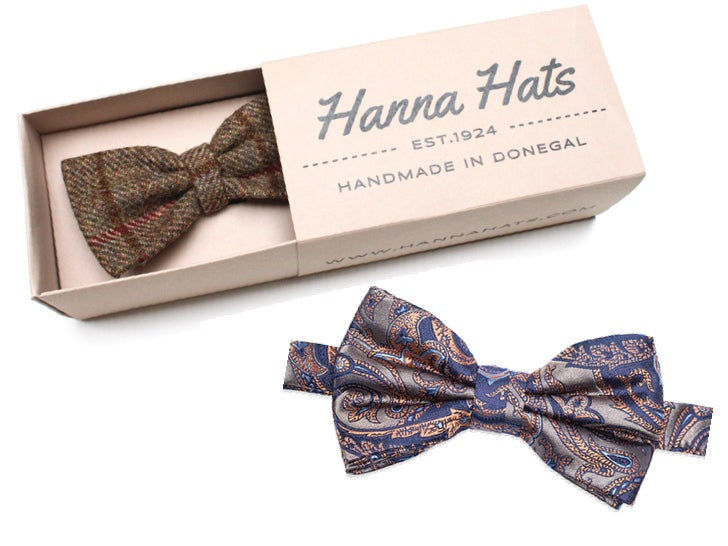 Fliegen — Tweed-Fliege von Hanna Hats und Paisley-Seidenfliege