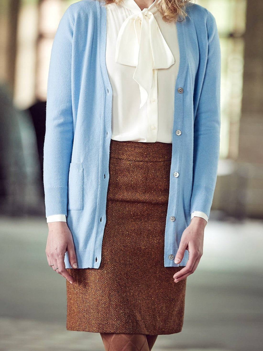 Cashmere Strickjacke mit V-Ausschnitt im längeren Schnitt in hellblau — John Crocket