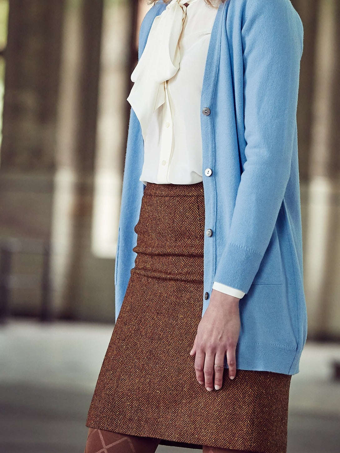 Cashmere Strickjacke mit V-Ausschnitt im längeren Schnitt — John Crocket