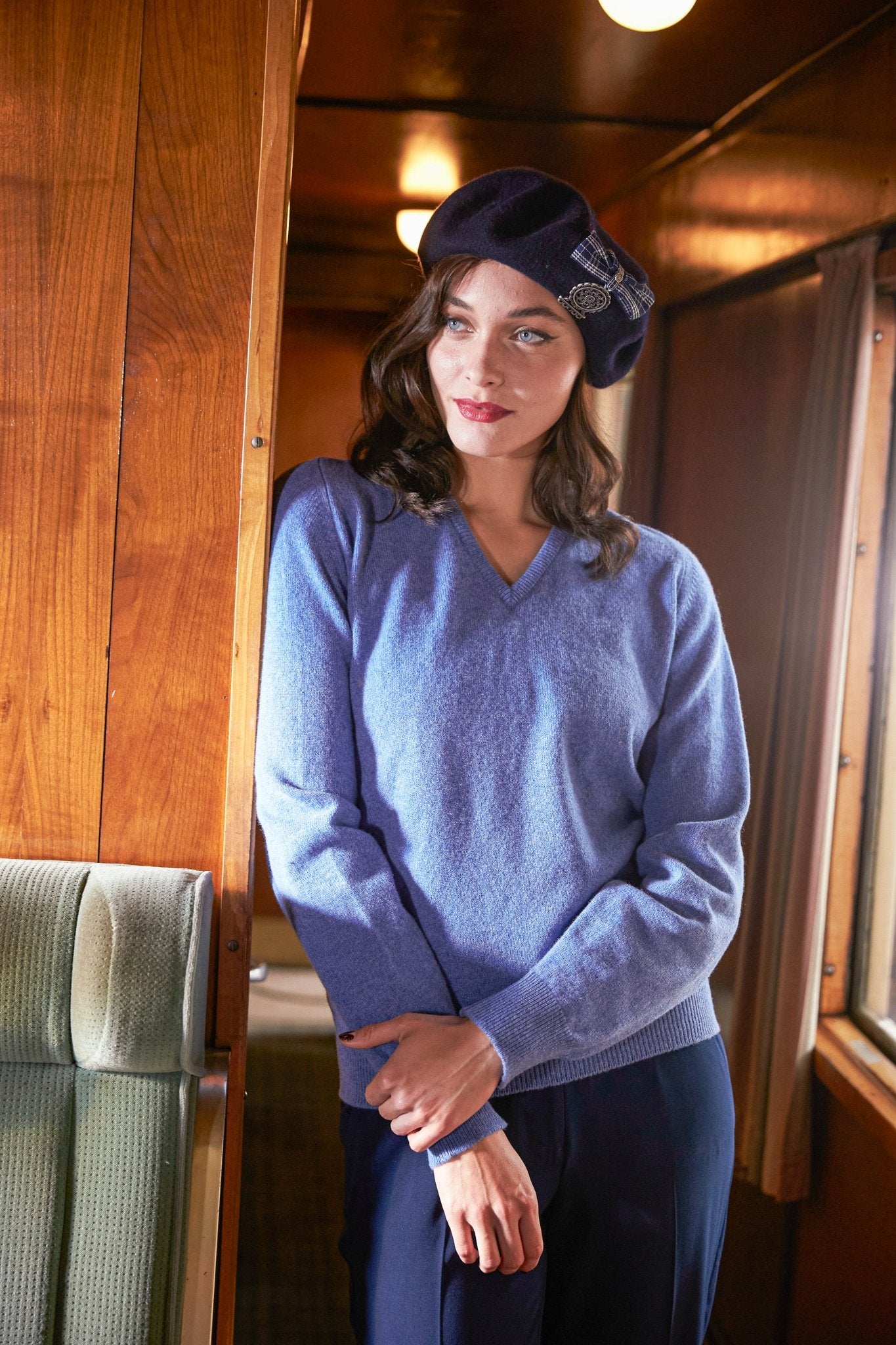 Lambswool Pullover mit V-Ausschnitt in klassischen Farben (Gr. 40–42)