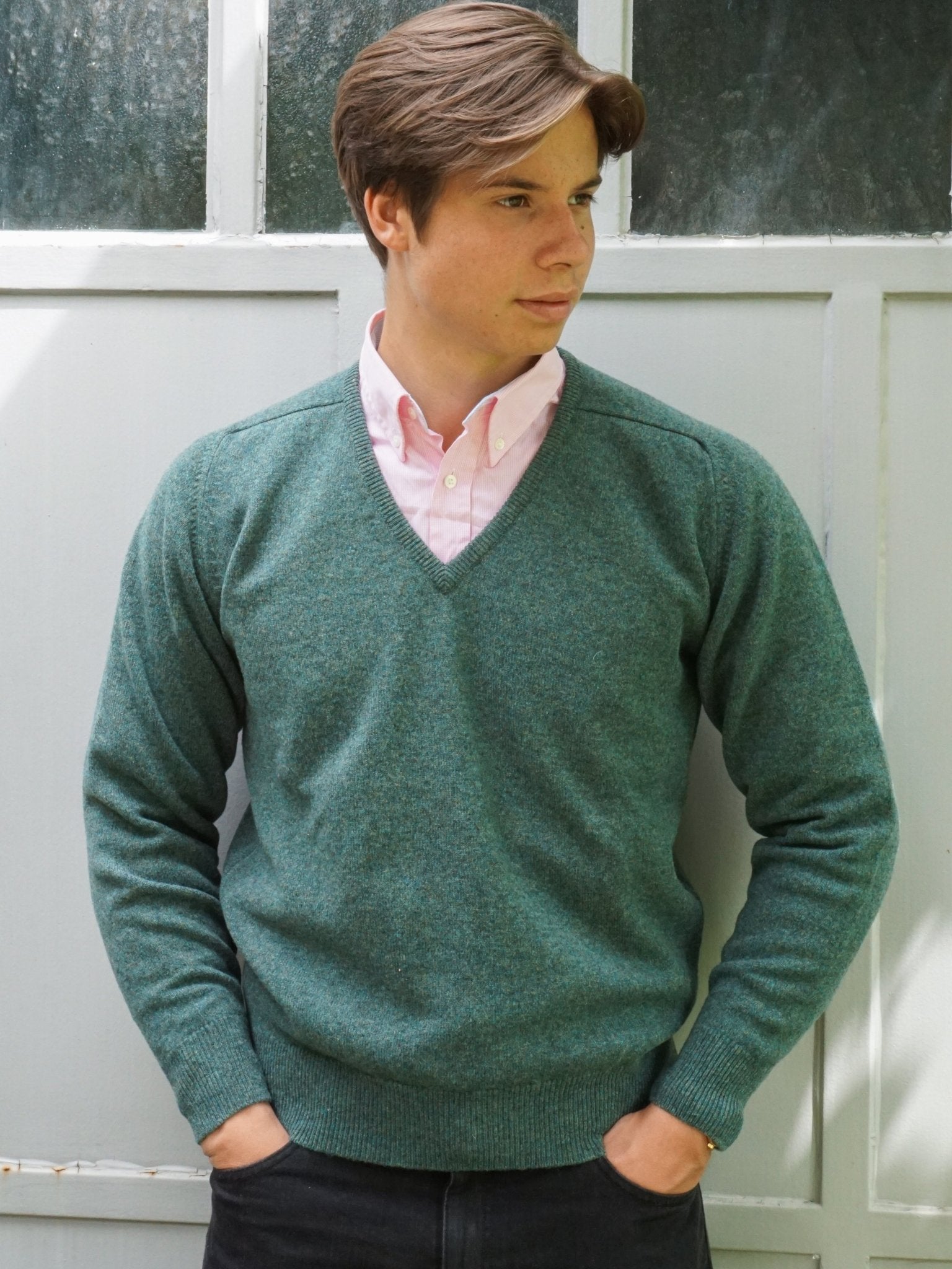 Lambswool Pullover mit V-Ausschnitt in klassischen Farben (Gr. 40–42)