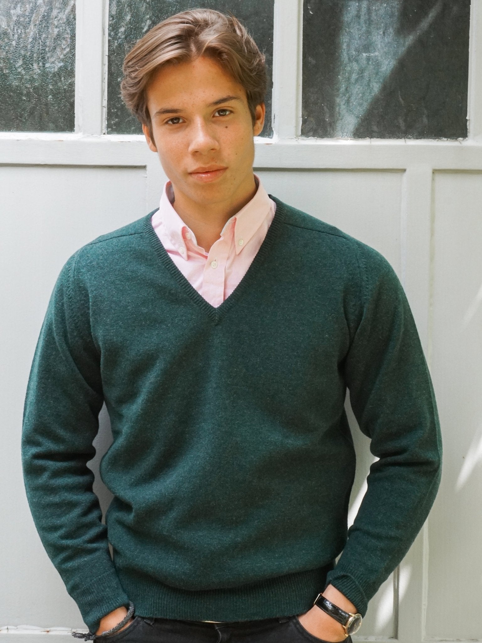 Lambswool Pullover mit V-Ausschnitt in klassischen Farben (Gr. 40–42)