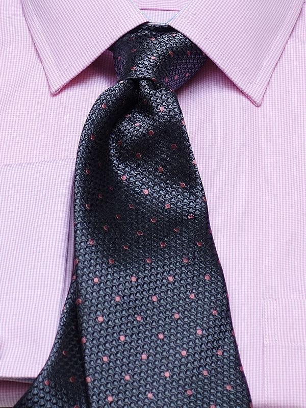 Seidenkrawatte gemustert in grau/pink, Detailansicht