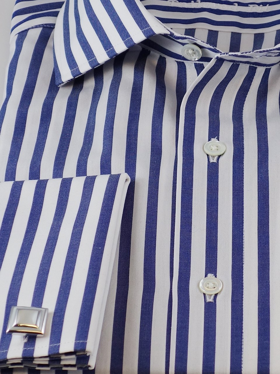 Herrenhemd Slim Fit Cut-Away gestreift in Blau, Frontalansicht