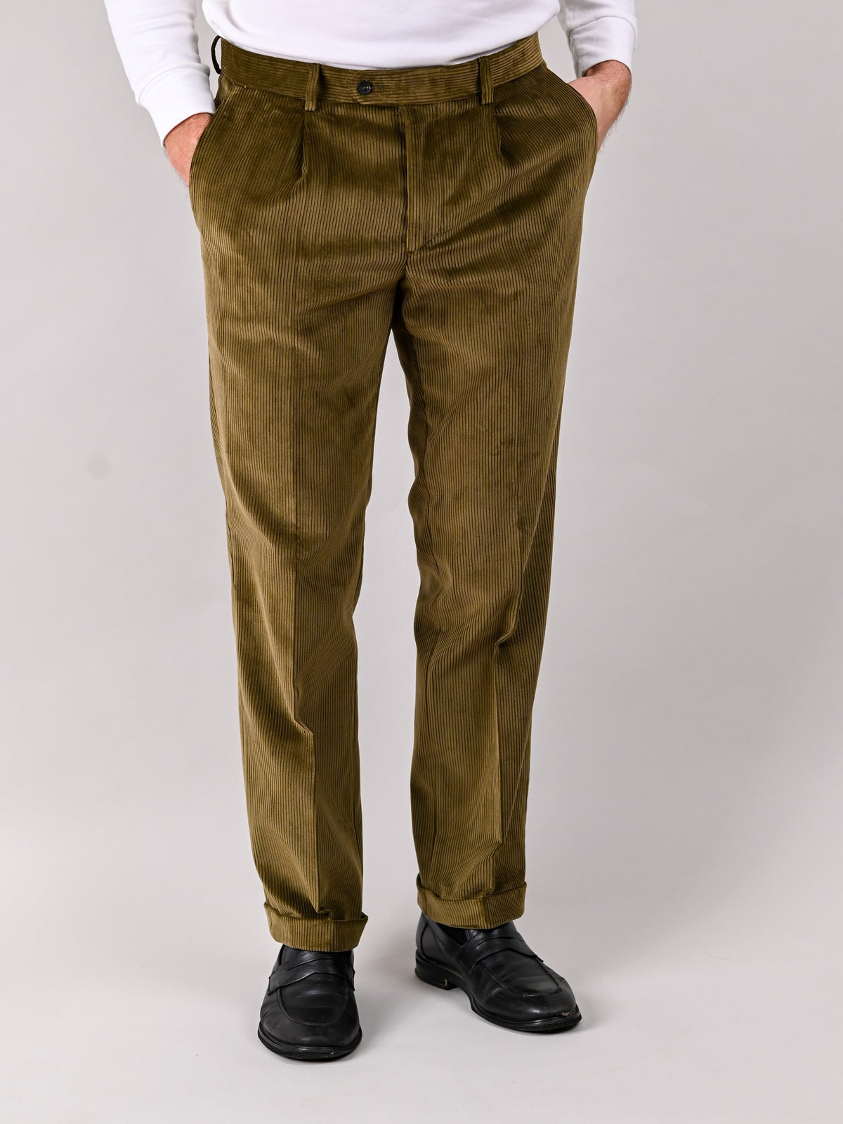 Cordhose Brisbane Moss Drab Baumwolle khaki Frontalansicht — John Crocket