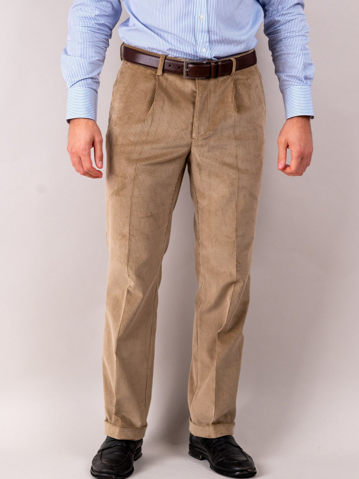 Cordhose Brisbane Moss Light Drab Baumwolle graubeige Frontalansicht — John Crocket