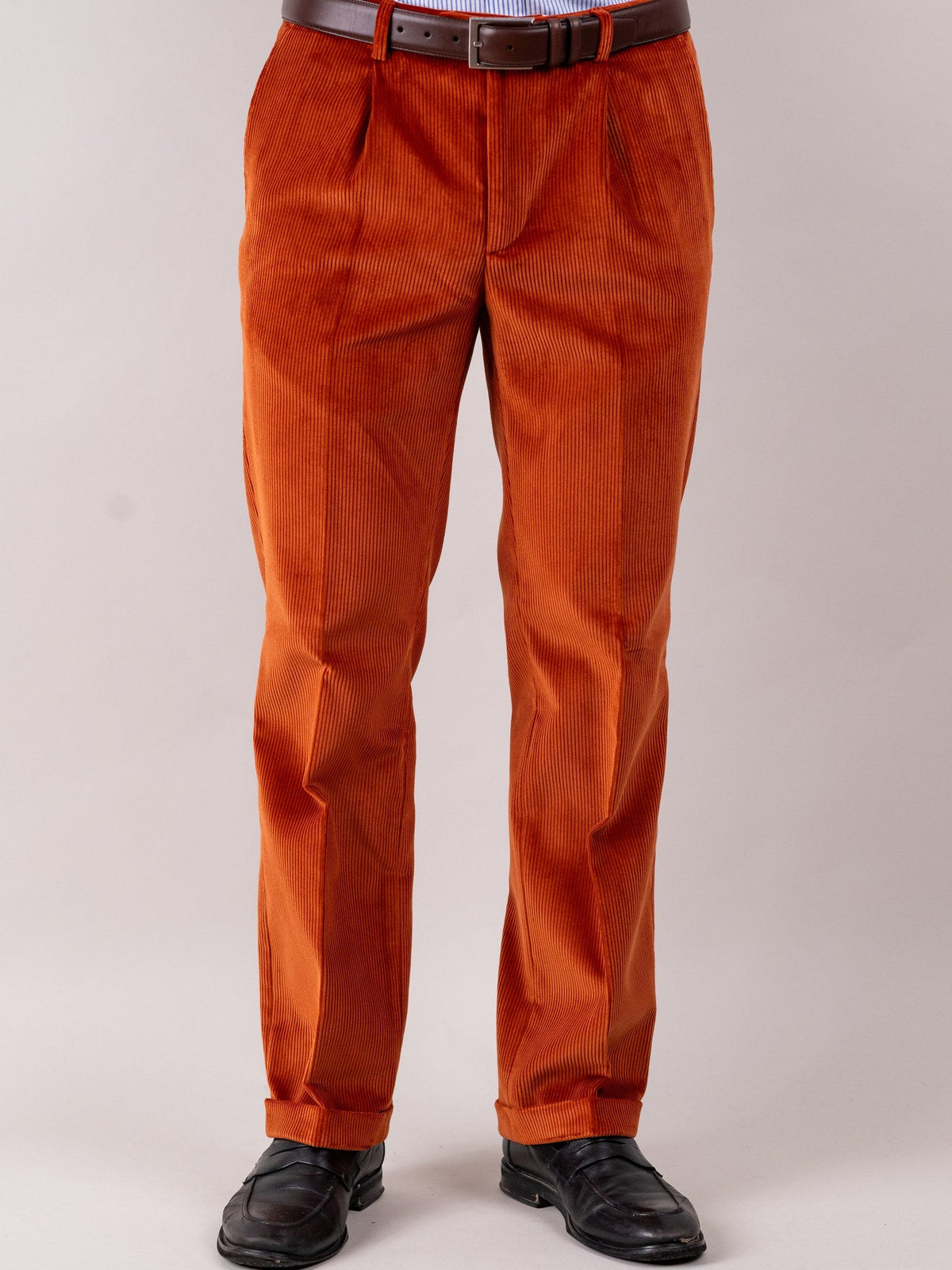 Cordhose Brisbane Moss Cinnamon Baumwolle zimtbraun Frontalansicht — John Crocket