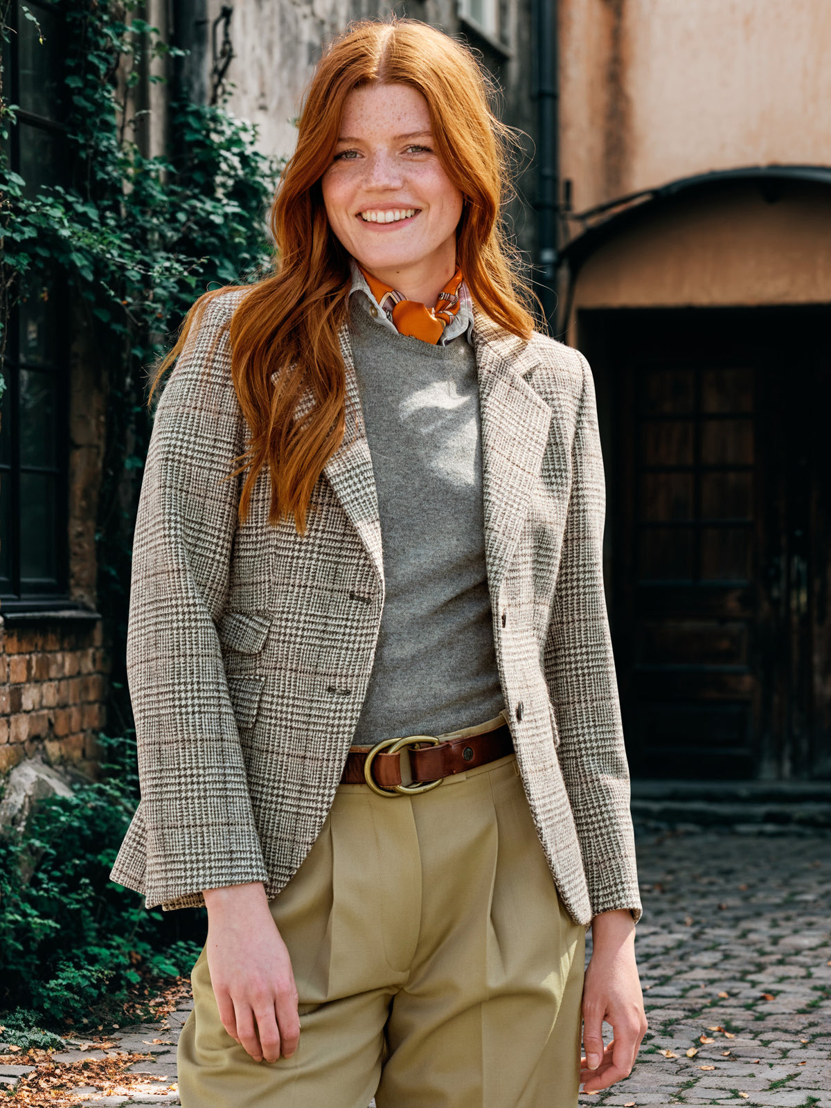 Tweedblazer aus Lovat Tweed in Grau/Champagner, am Model getragen mit grauem Pullover und Bundfaltenhose – John Crocket