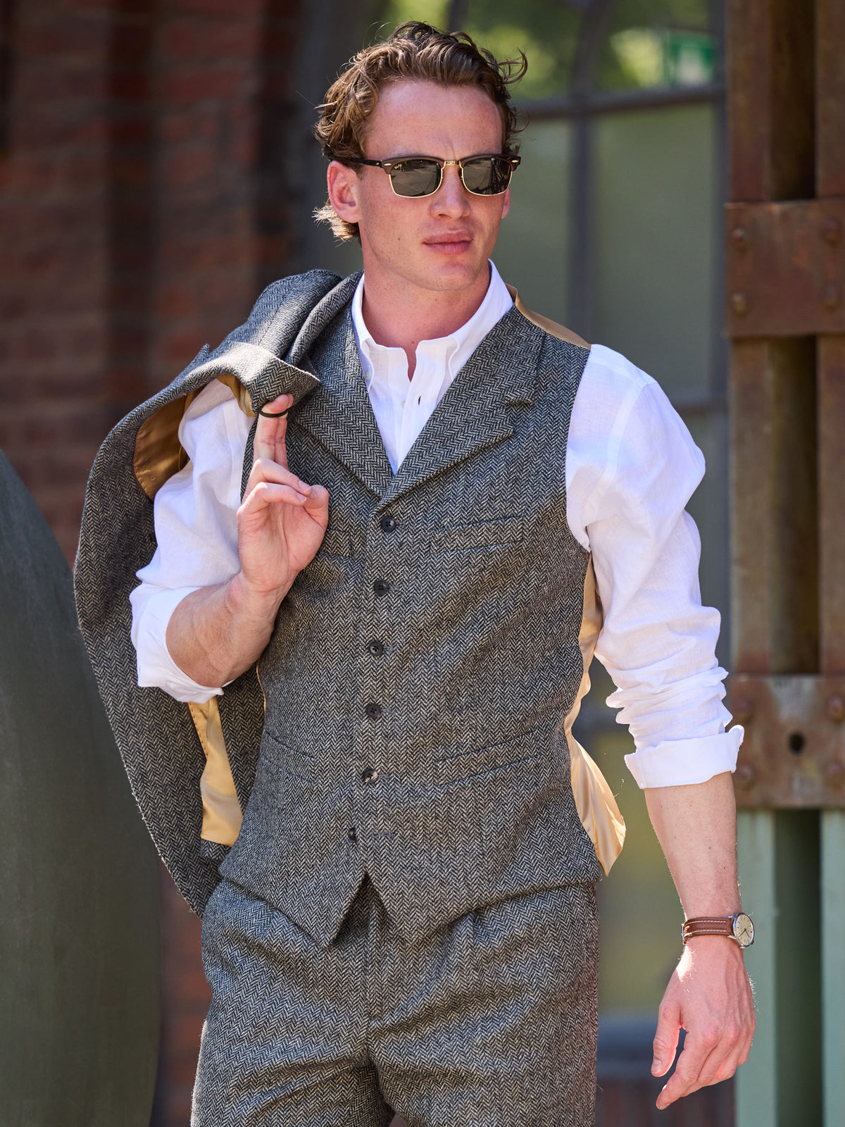 Tweed-Anzug Dark Grey aus Moon Tweed, Weste zum offenen Hemd, Sakko über der Schulter — John Crocket