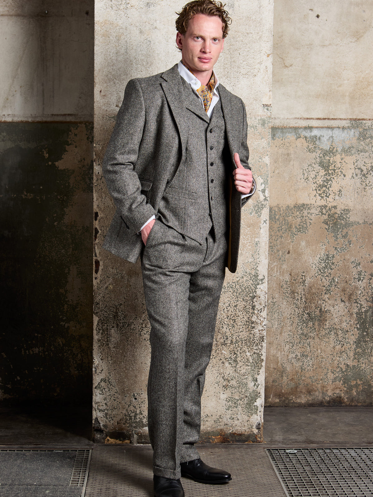 Tweed-Anzug Dark Grey mit Fischgrät aus Moon Tweed, Dreiteiler in Ganzansicht — John Crocket