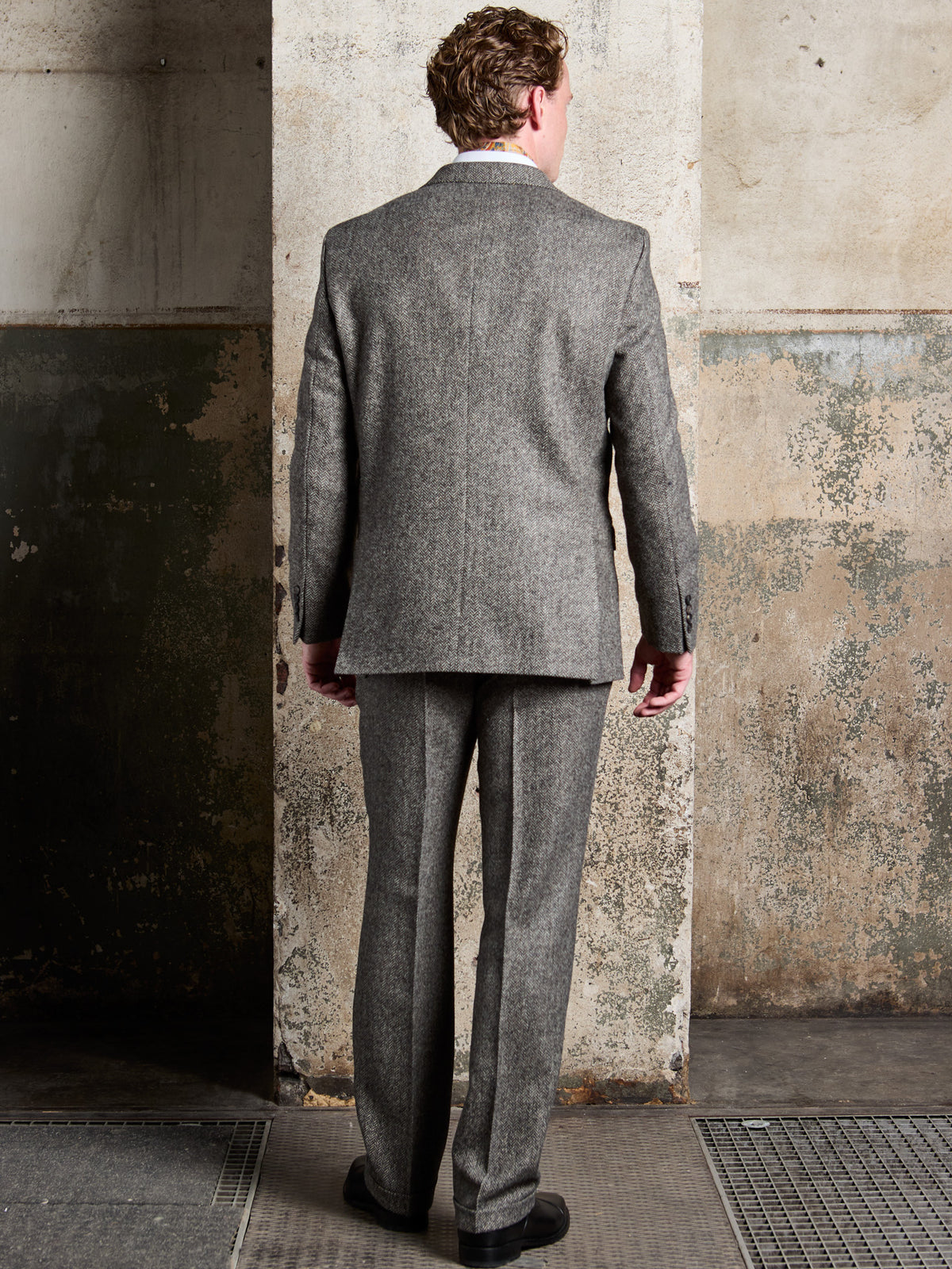 Tweed-Anzug Dark Grey mit Fischgrät aus Moon Tweed, Rückansicht von Sakko und Hose — John Crocket