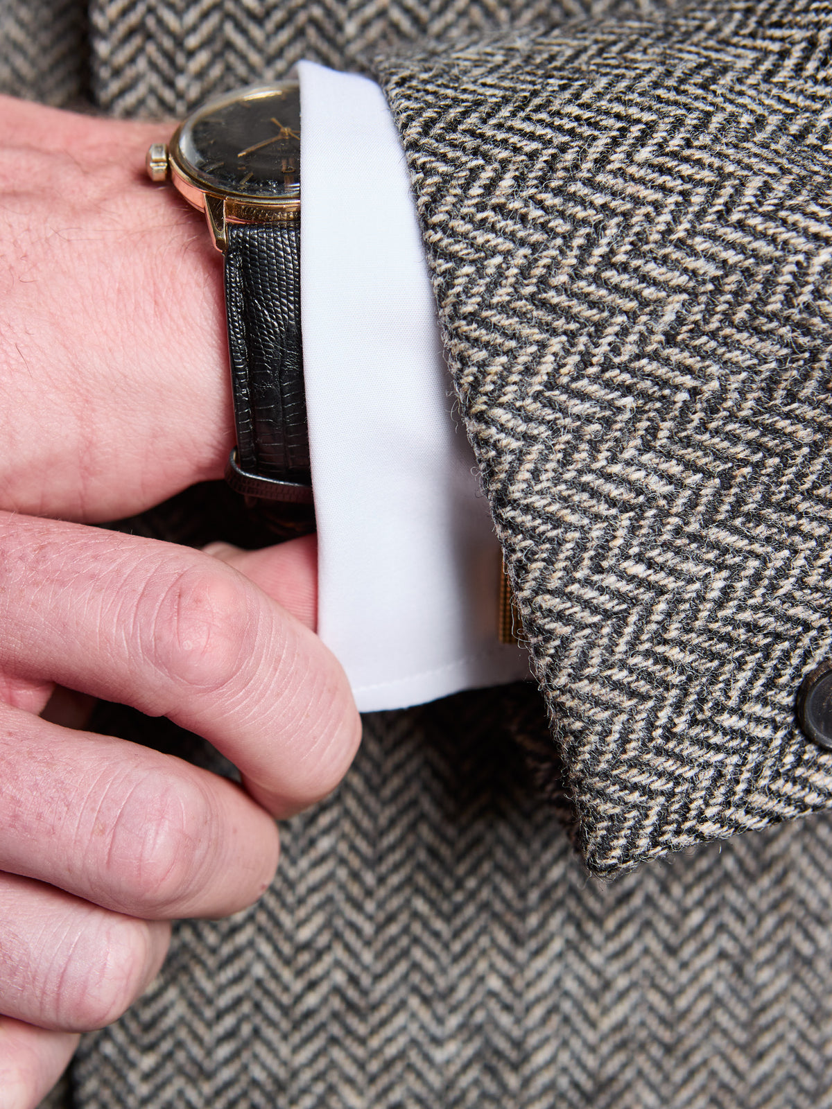 Tweed-Anzug Dark Grey aus Moon Tweed, Ärmelabschluss mit Hemdmanschette — John Crocket