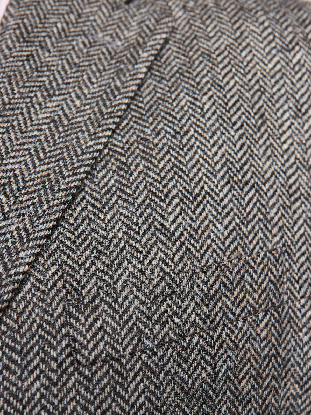 Tweed-Anzug Dark Grey aus Moon Tweed, Stoffdetail mit Fischgrät an der Schulternaht — John Crocket