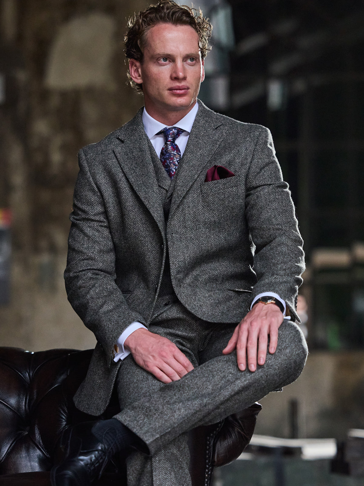 Tweed-Anzug Dark Grey mit Fischgrät aus Moon Tweed, Oberkörper mit Weste und Krawatte — John Crocket