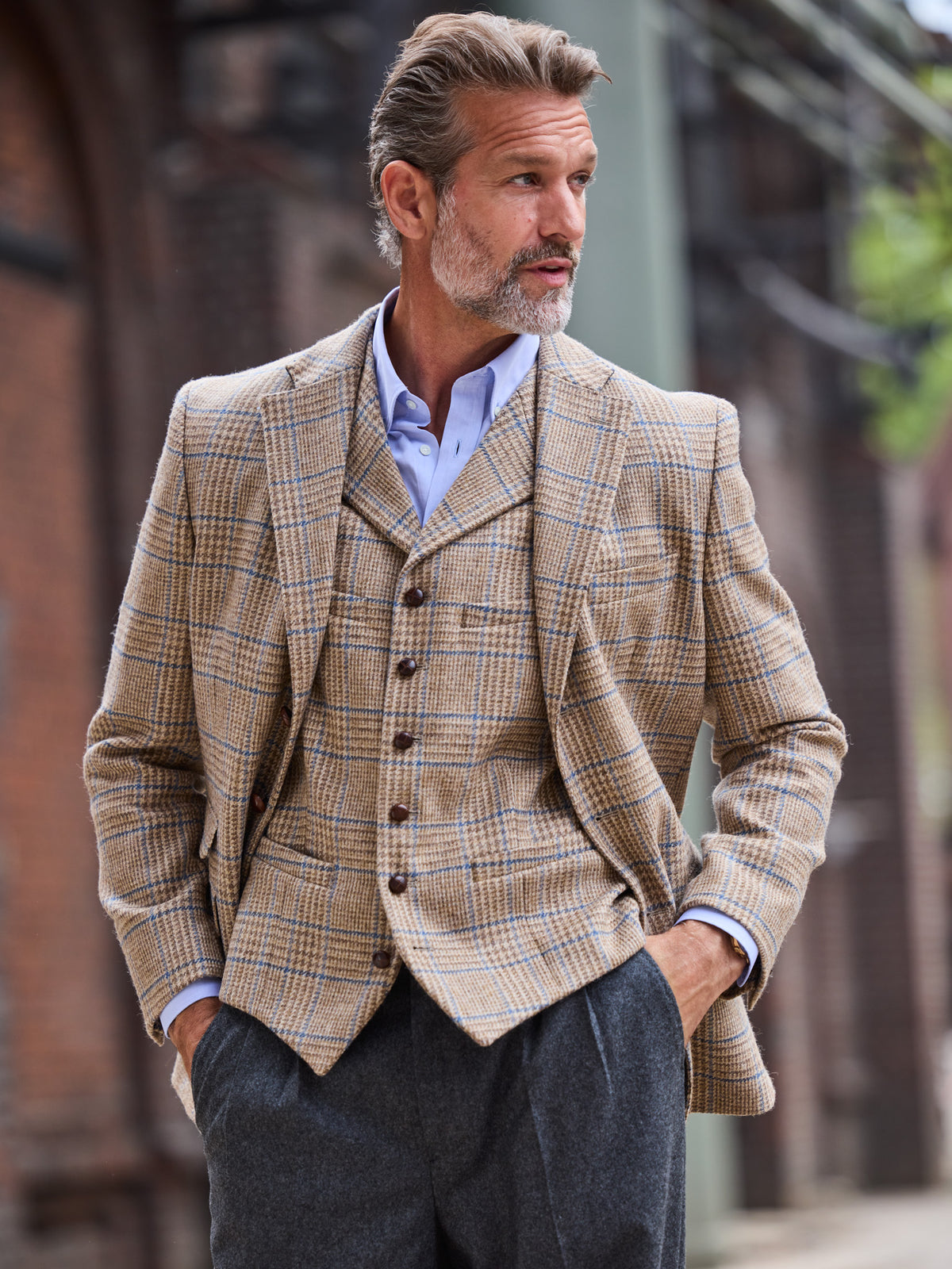 Tweed-Sakko Prince-of-Wales-Karo Magee Tweed Sand offen über Weste getragen, zu grauer Hose — John Crocket
