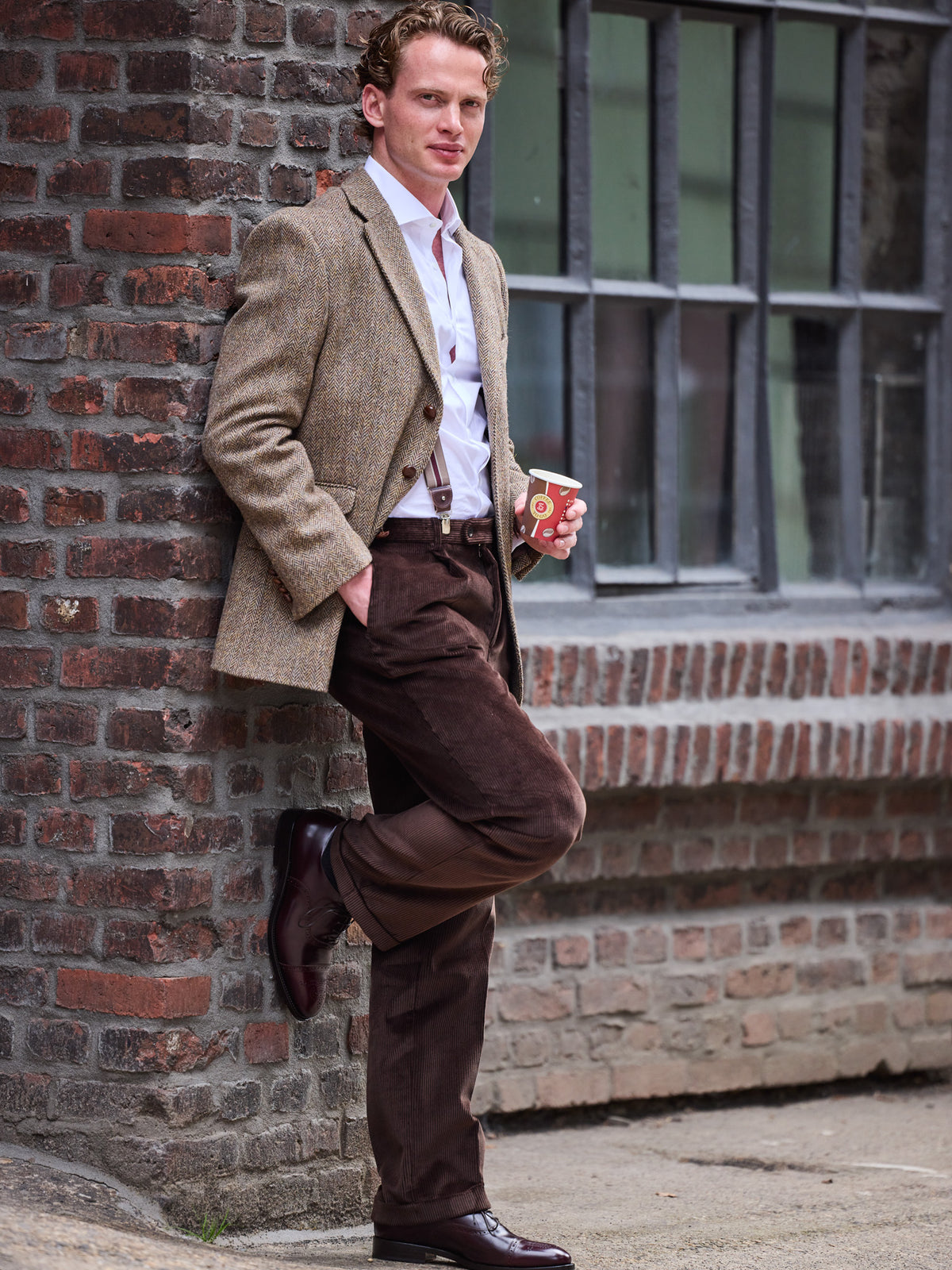 Tweed-Sakko Fischgrät Harris Tweed Green and Fawn am Model angelehnt, Ganzkörperansicht — John Crocket
