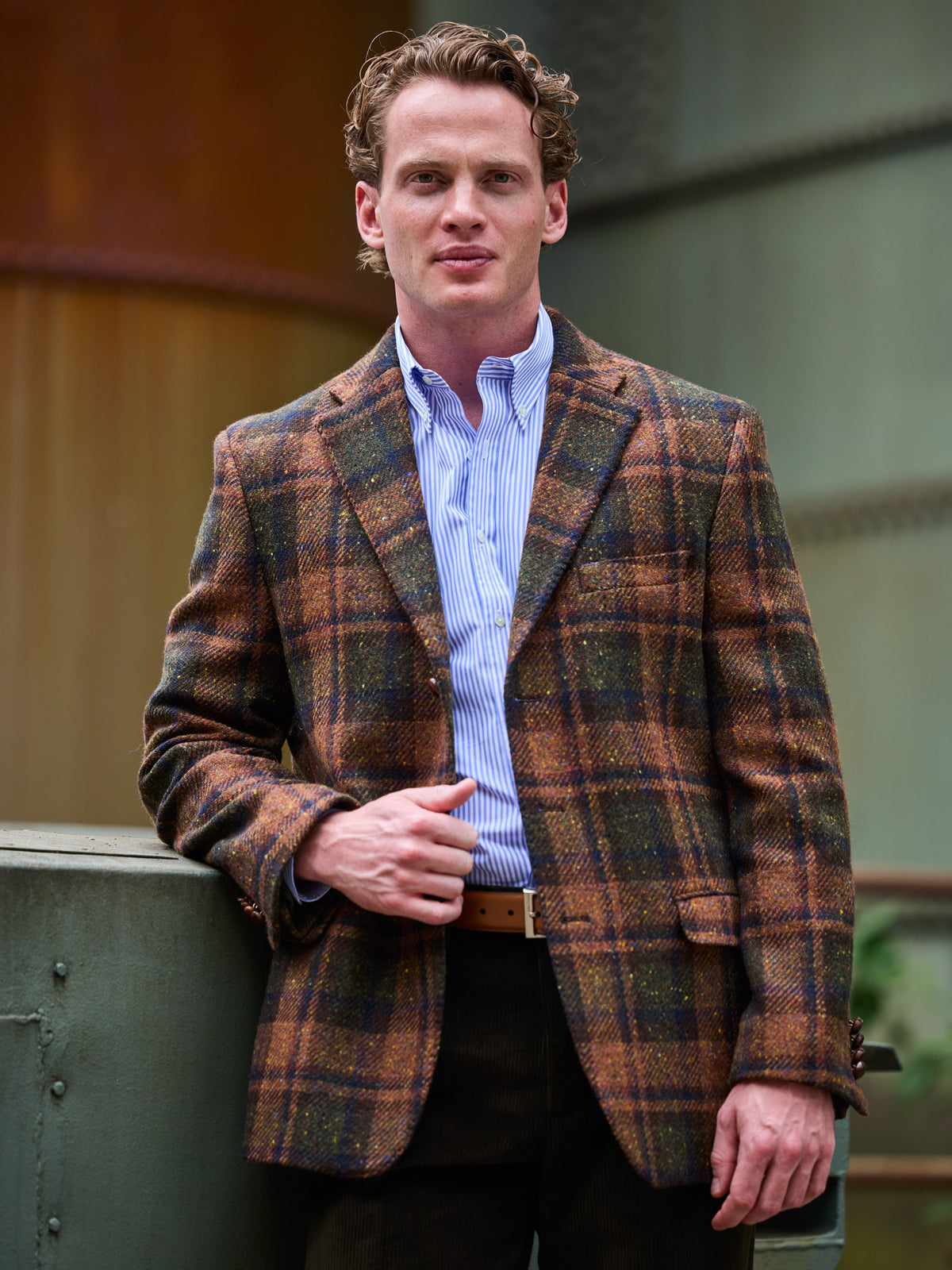 Tweed-Sakko großes Karo Magee Tweed Brown Green Frontalansicht am Model, Oberkörper — John Crocket
