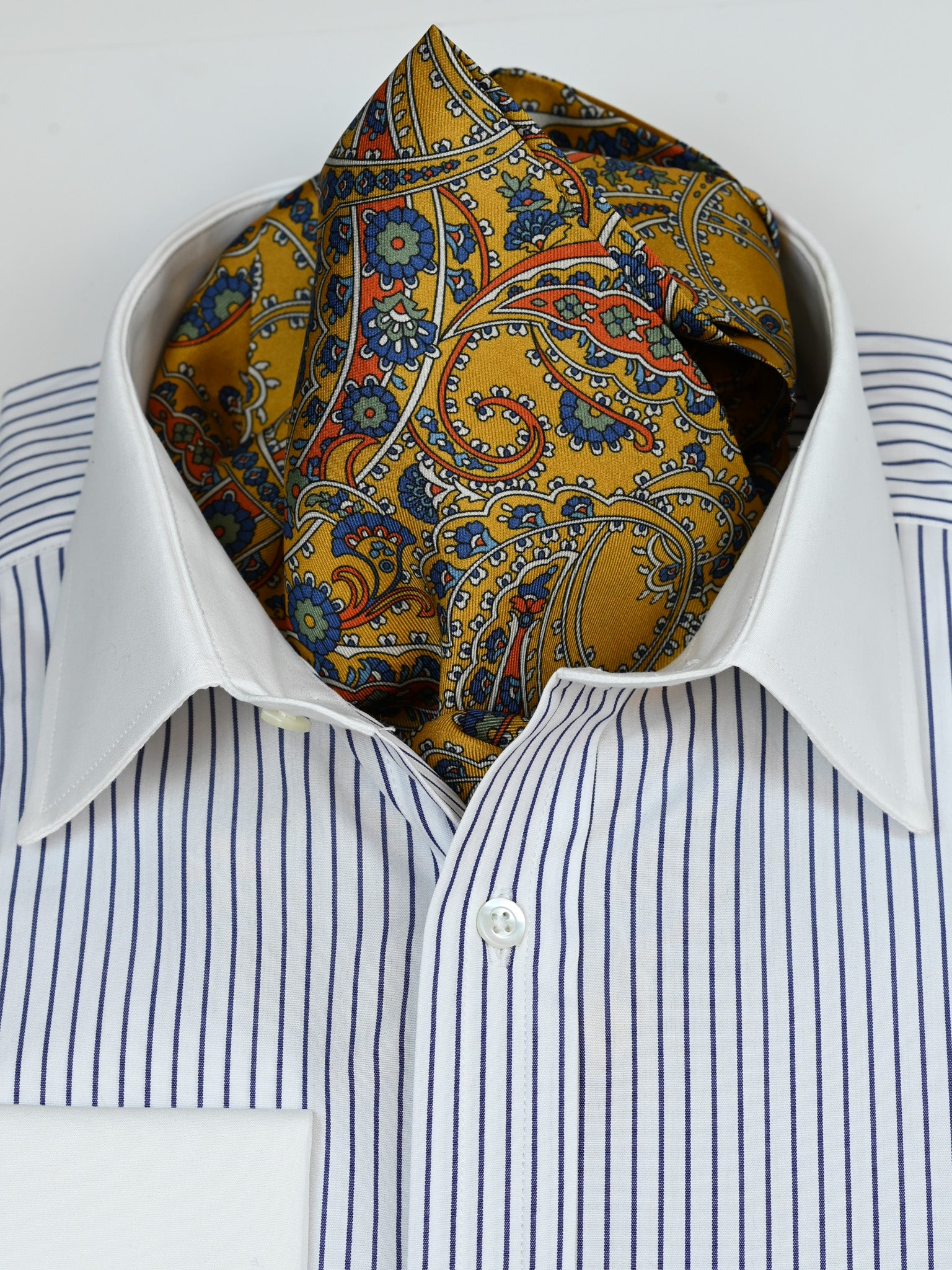 Ascot mit Paisley in mustard