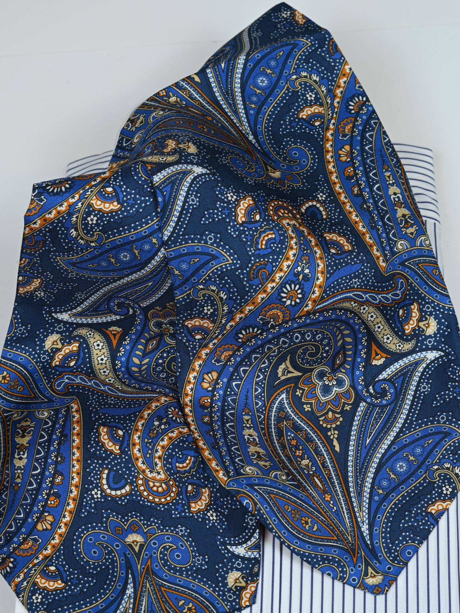 Ascot mit Paisley in blau