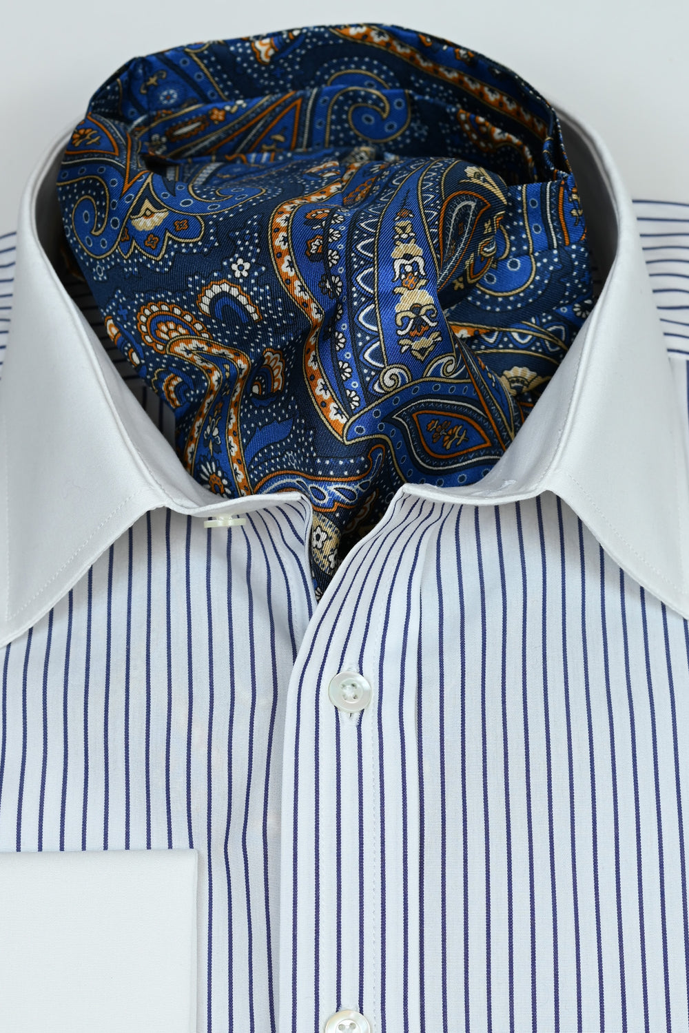 Ascot mit Paisley in blau