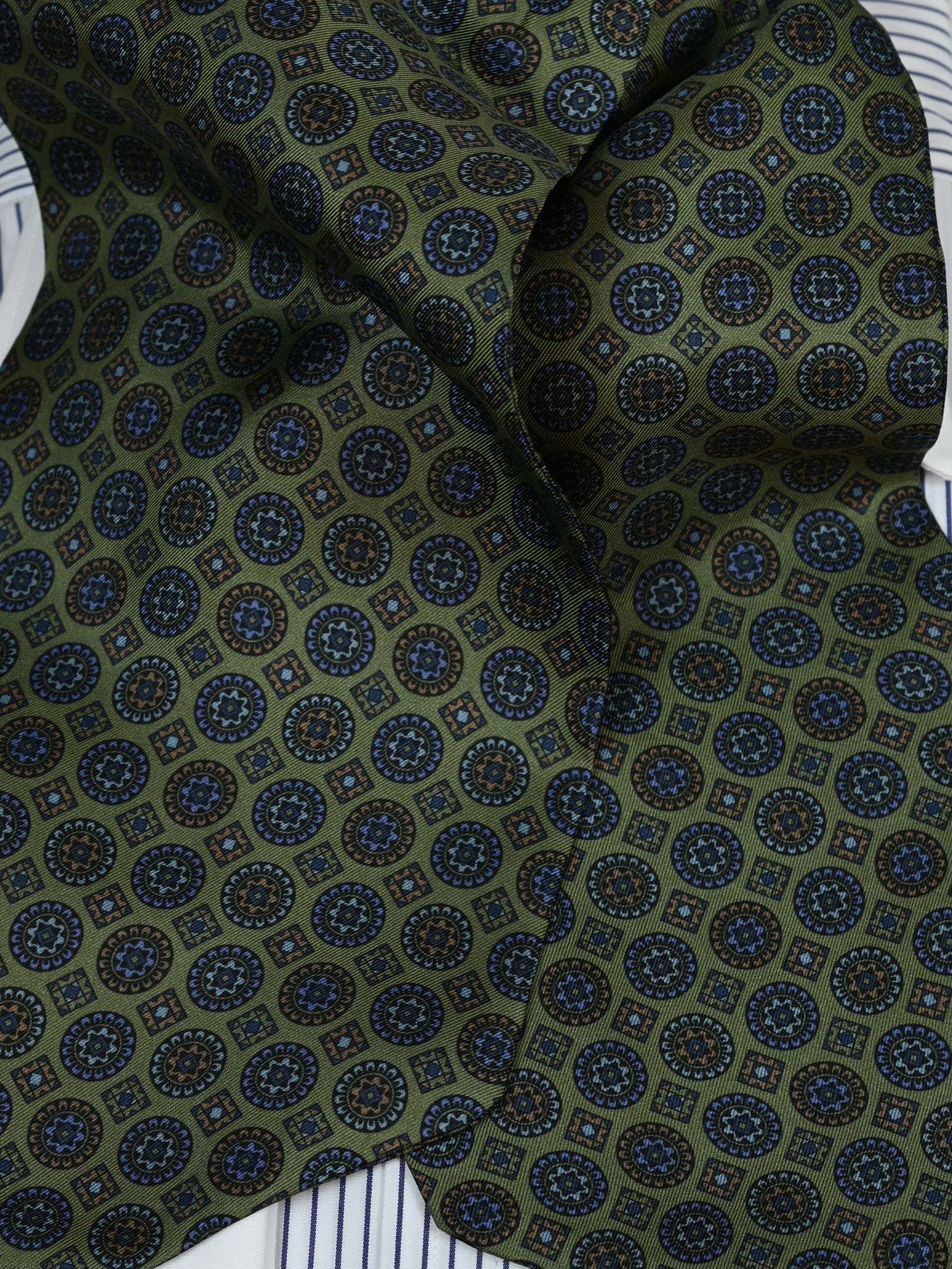 Ascot mit Paisley in grün