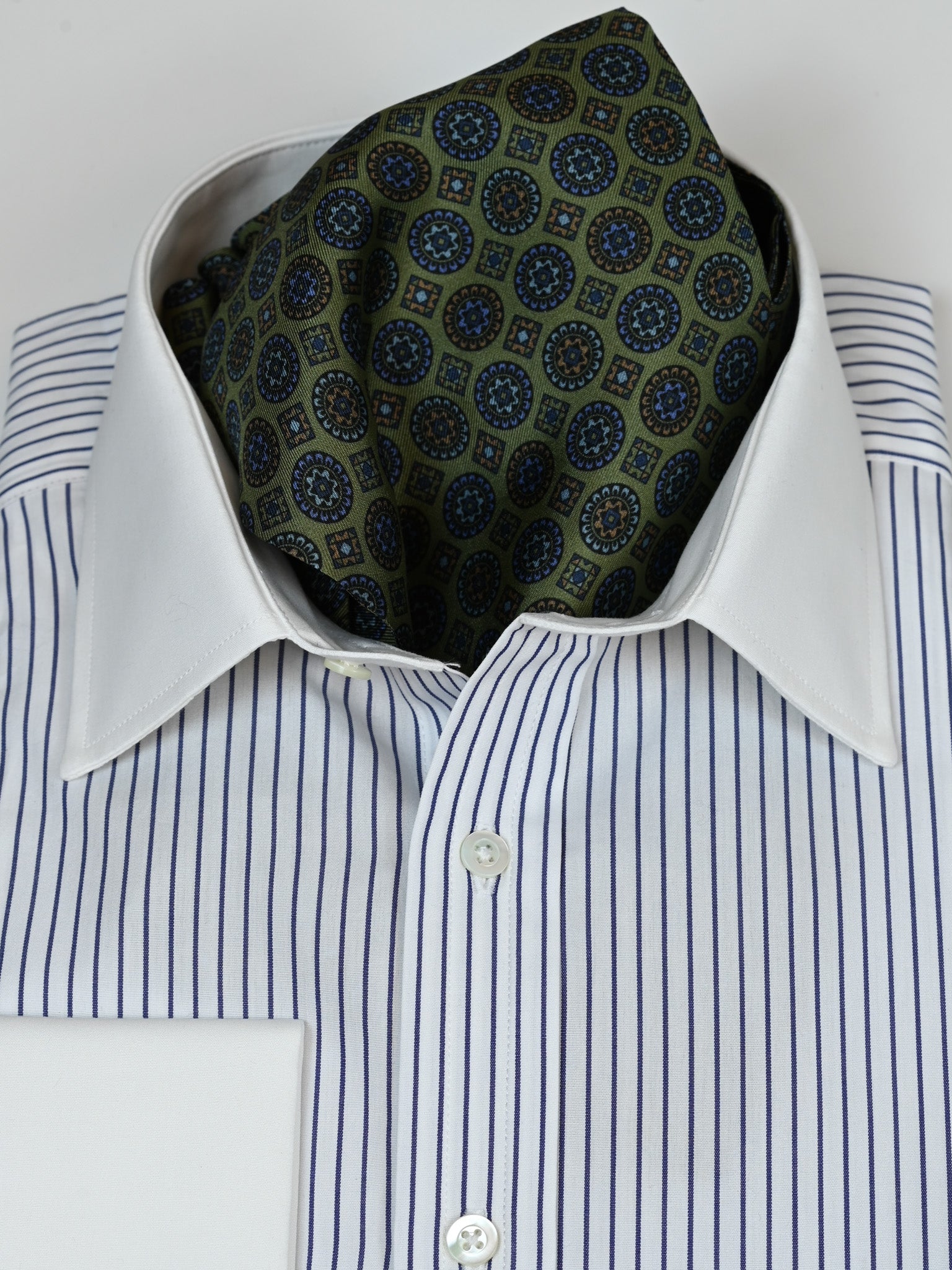 Ascot mit Paisley in grün